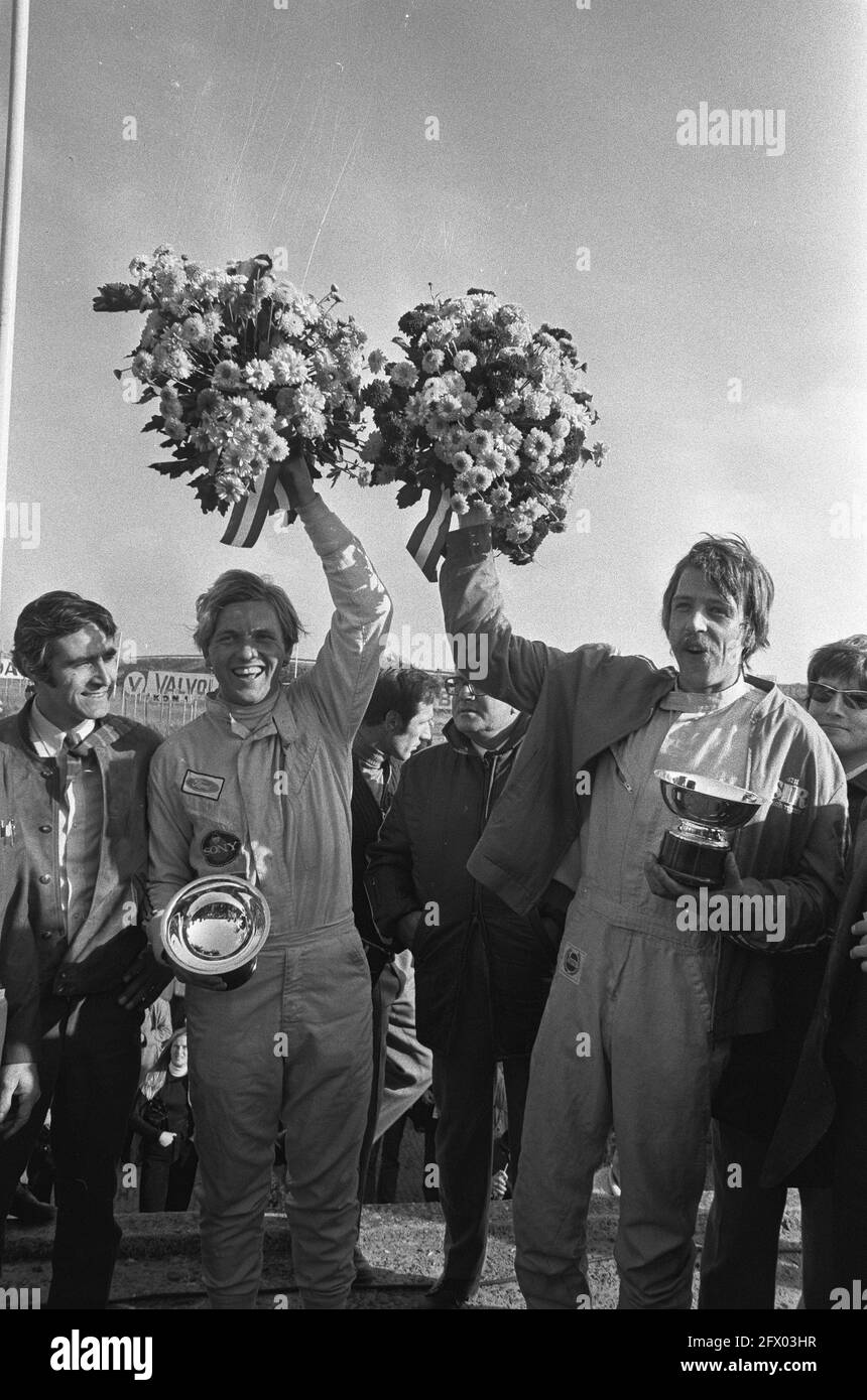 Zandvoort Auto Race, (l) H. Akersloot et (r) B. van de Sluis avec couronne, 10 octobre 1971, AUTOROUTES, pays-Bas, agence de presse du xxe siècle photo, nouvelles à retenir, documentaire, photographie historique 1945-1990, histoires visuelles, L'histoire humaine du XXe siècle, immortaliser des moments dans le temps Banque D'Images