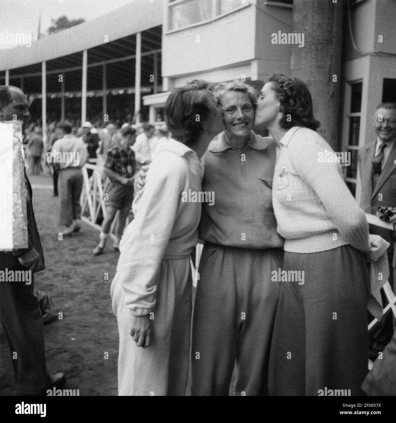 Championnats européens d'athlétisme à Bruxelles; Fanny Blankers-Koen (au  centre) est embrassé par Maureen Dyson-Gardner (à gauche) et Micheline  Ostermeyer (à droite), 27 août 1950, athlétisme, pays-Bas, agence de presse  du xxe siècle