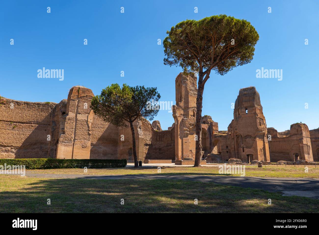 Thermes de Caracalla dans la ville de Rome, Latium, Italie. Les ruines des anciens thermes romains (thermes) de 216 après J.-C. Banque D'Images Thermes de Caracalla dans la ville de Rome, Latium, Italie. Les ruines des anciens thermes romains (thermes) de 216 après J.-C. Banque D'Images