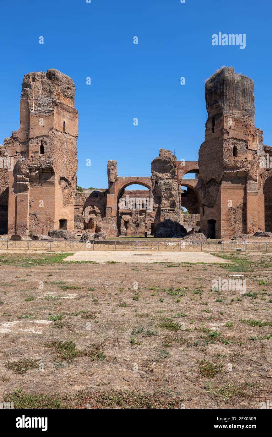 Les Thermes de Caracalla dans la ville de Rome, Latium, Italie. Les ruines des anciens thermes romains (thermes) de 216 après J.-C. Banque D'Images Les Thermes de Caracalla dans la ville de Rome, Latium, Italie. Les ruines des anciens thermes romains (thermes) de 216 après J.-C. Banque D'Images
