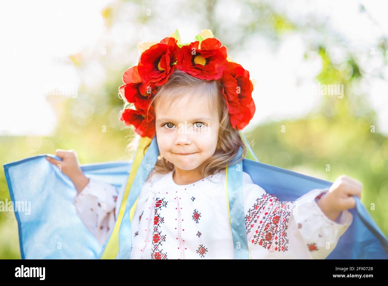 jour de vyshyvanka. Enfant en broderie traditionnelle avec drapeau bleu et jaune de l'Ukraine. Jour de la Constitution de l'Ukraine. 24 août. Vacances patriotiques. Extérieur Banque D'Images