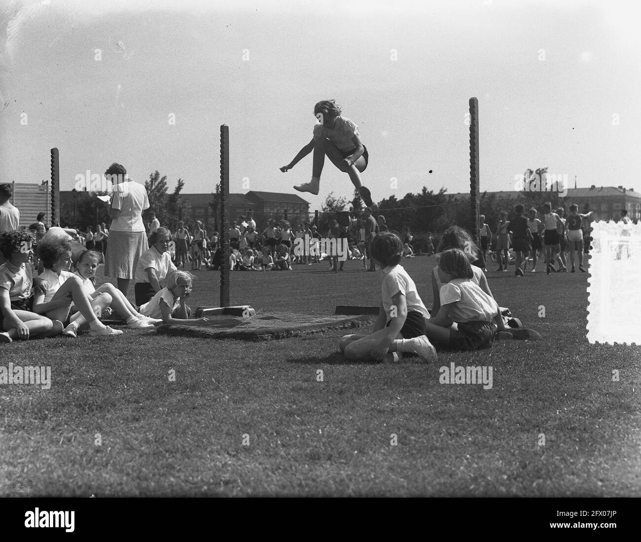 Journée des sports scolaires à Amsterdam. Course à pied et saut à la longue, 9 juin 1953, School sports Days, pays-Bas, agence de presse du xxe siècle photo, nouvelles à retenir, documentaire, photographie historique 1945-1990, histoires visuelles, L'histoire humaine du XXe siècle, immortaliser des moments dans le temps Banque D'Images