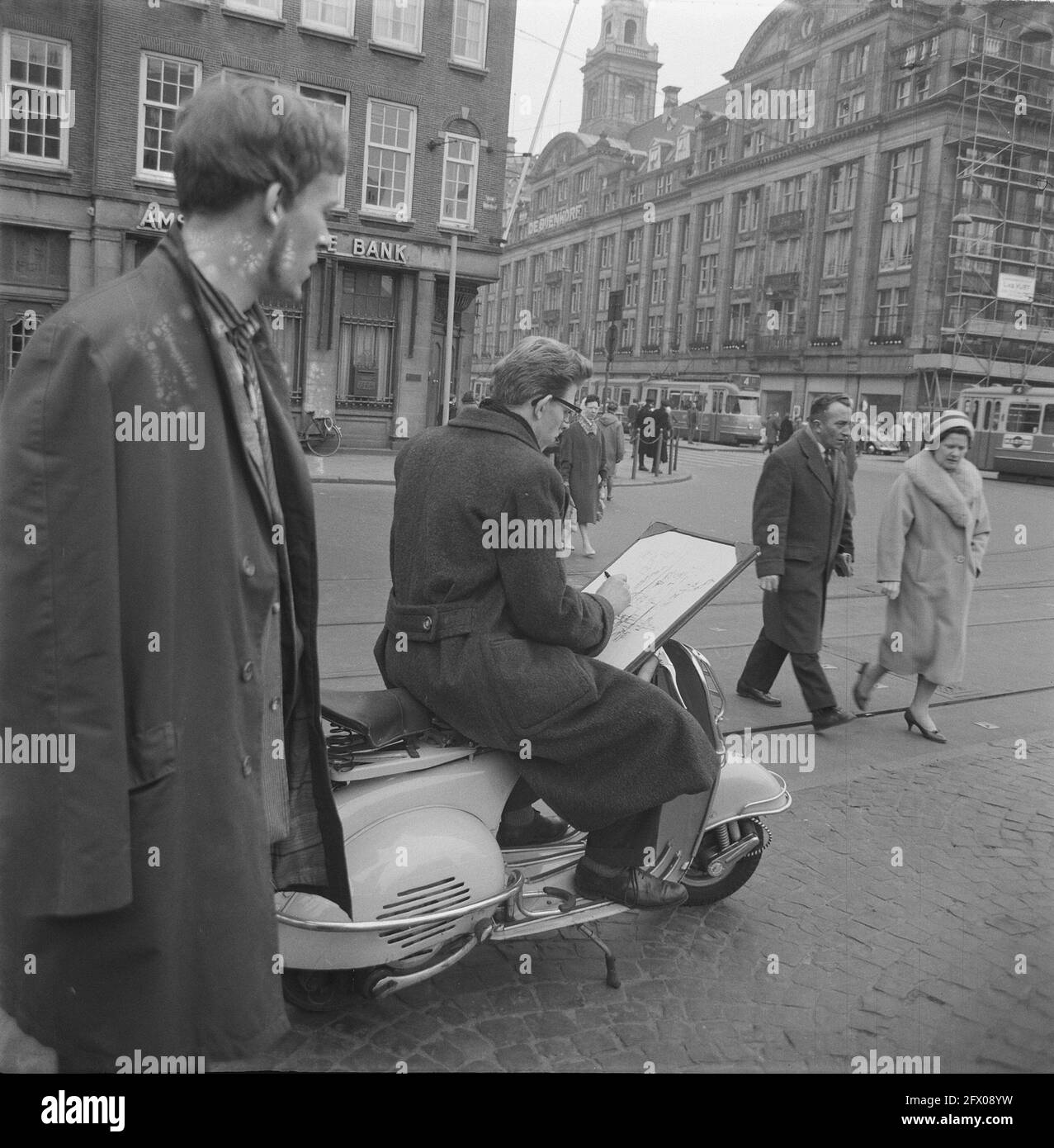 Scooter signataire sur la place du Dam, 13 mars 1961, pays-Bas, agence de presse du XXe siècle photo, news to Remember, documentaire, photographie historique 1945-1990, histoires visuelles, L'histoire humaine du XXe siècle, immortaliser des moments dans le temps Banque D'Images