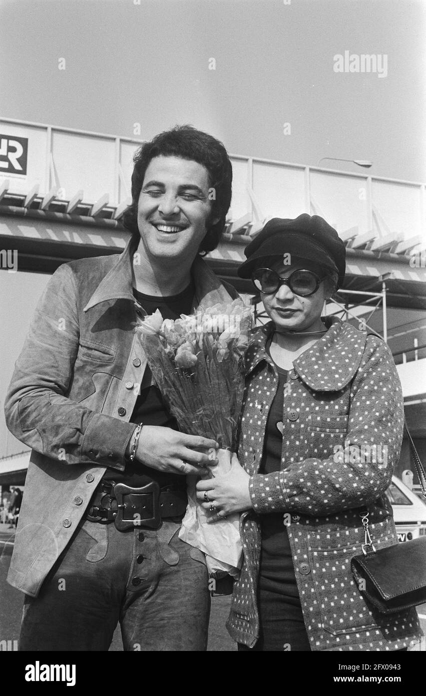 Seda Aznavour (r) et David-Alexandre hiver avec fleurs, 30 mars 1971, arrivées, fleurs, Aéroports, chanteurs, pays-Bas, Agence de presse du XXe siècle photo, nouvelles à retenir, documentaire, photographie historique 1945-1990, histoires visuelles, L'histoire humaine du XXe siècle, immortaliser des moments dans le temps Banque D'Images