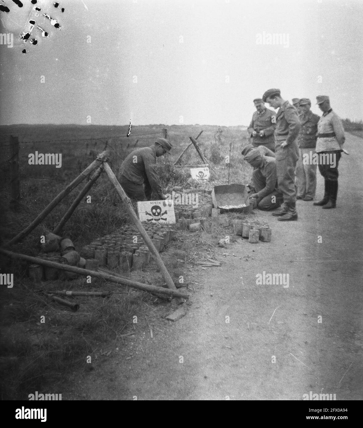 [Série de mines terrestres débarrasées à Hook of Holland], août 1945, récupération, deuxième guerre mondiale, pays-Bas, agence de presse du xxe siècle photo, nouvelles à retenir, documentaire, photographie historique 1945-1990, histoires visuelles, L'histoire humaine du XXe siècle, immortaliser des moments dans le temps Banque D'Images