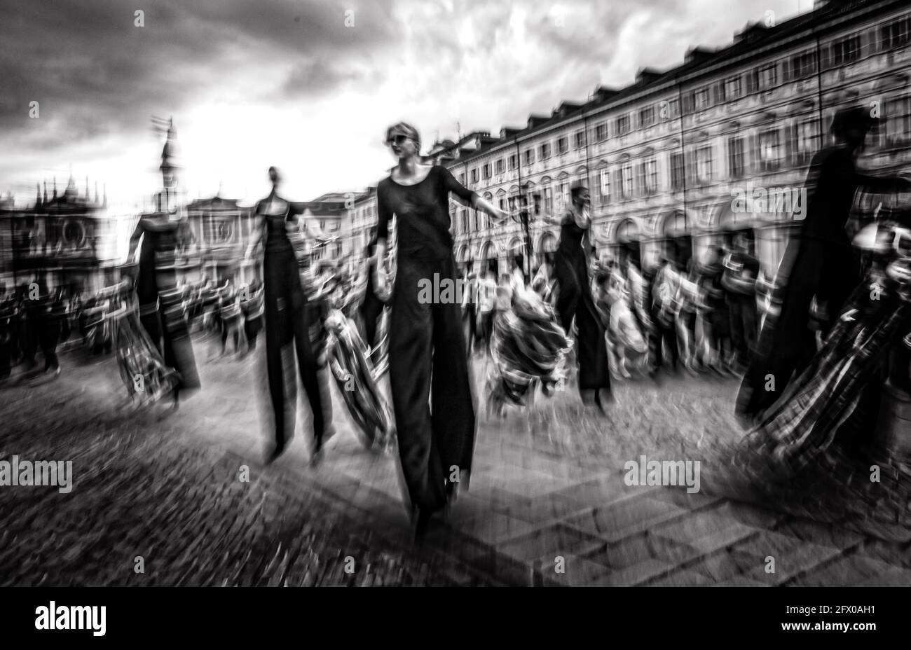 Dimanche 6 juillet 2014 à Turin, à partir de la Piazza S. Carlo.Torino Dance Festival, a commencé en 2014 avec la biennale de la danse à Lyon et un grand projet de collaboration, le point central de ce rapport, le Defilè , un grand défilé qui s'ouvre tous les deux ans, La Biennale de la danse à Lyon. Defilè participer entre 5 mille et 6 mille danseurs non professionnels et pour la première fois l'événement aura lieu en Italie . Au défilé sera manipulé plus de 600 marionnettes et marionnettes, par les participants Banque D'Images