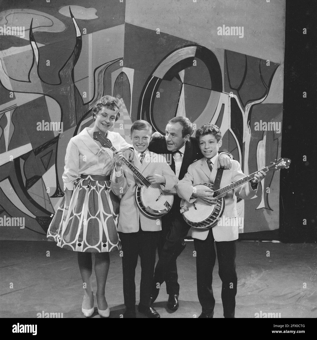 AVRO Weekend Show, le duo danois Jan et Kjeld avec Johnny Kraaijkamp, 3 octobre 1959, artistes, musique, Programmes, télévision, pays-Bas, agence de presse du XXe siècle photo, news to remember, documentaire, photographie historique 1945-1990, histoires visuelles, L'histoire humaine du XXe siècle, immortaliser des moments dans le temps Banque D'Images