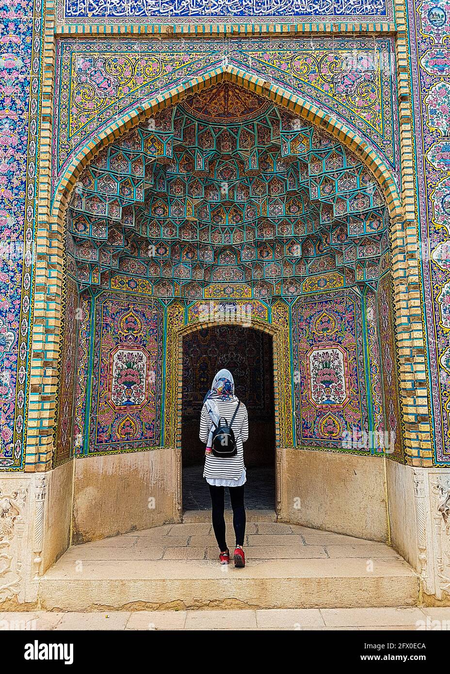 Femme touriste dans une mosquée arabe colorée. Banque D'Images