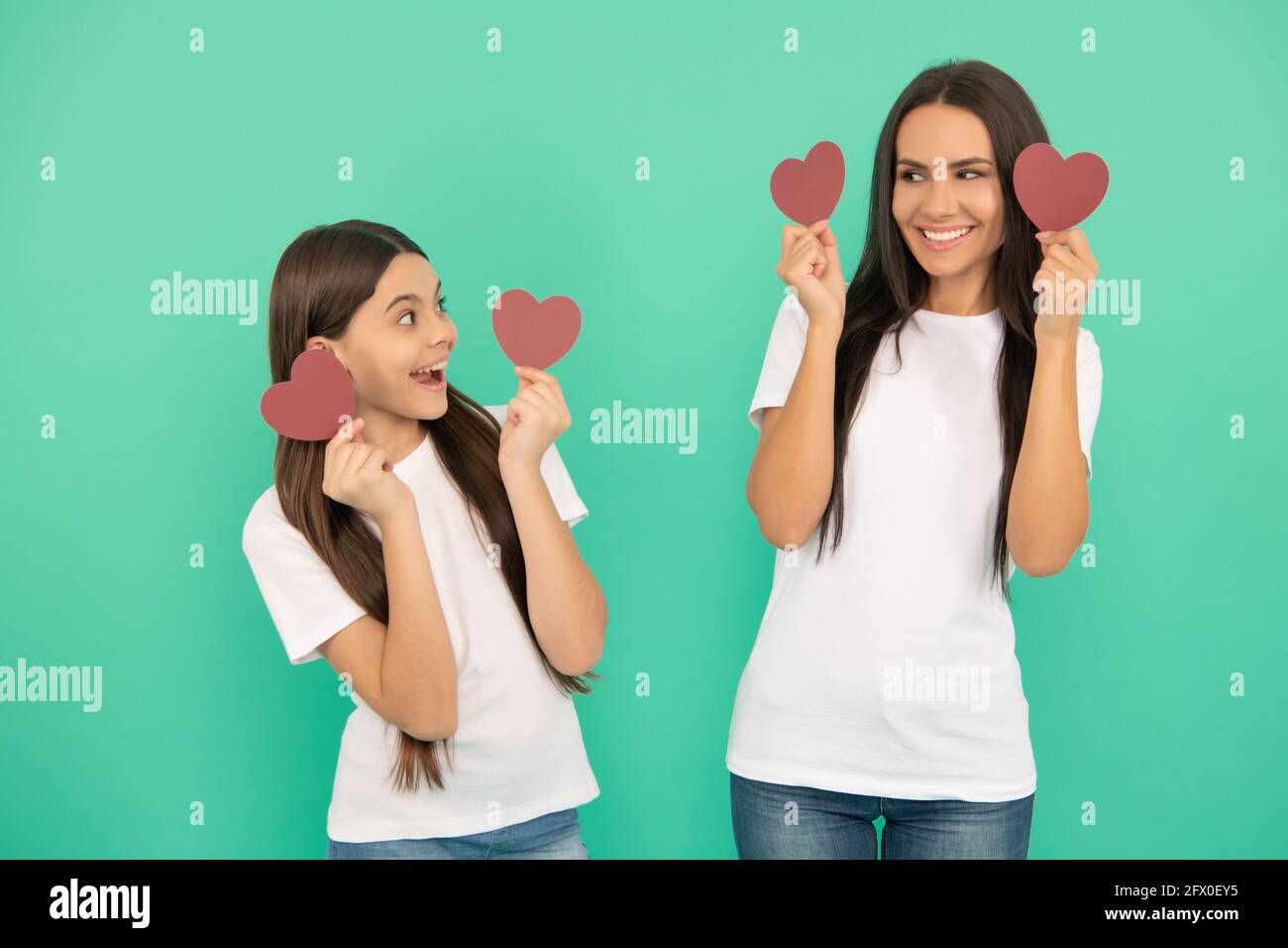 Fete De La Saint Valentin Enfant Avec Maman Coeur Symbole De L Amour Mere Et Fille Tiennent Le Coeur Photo Stock Alamy