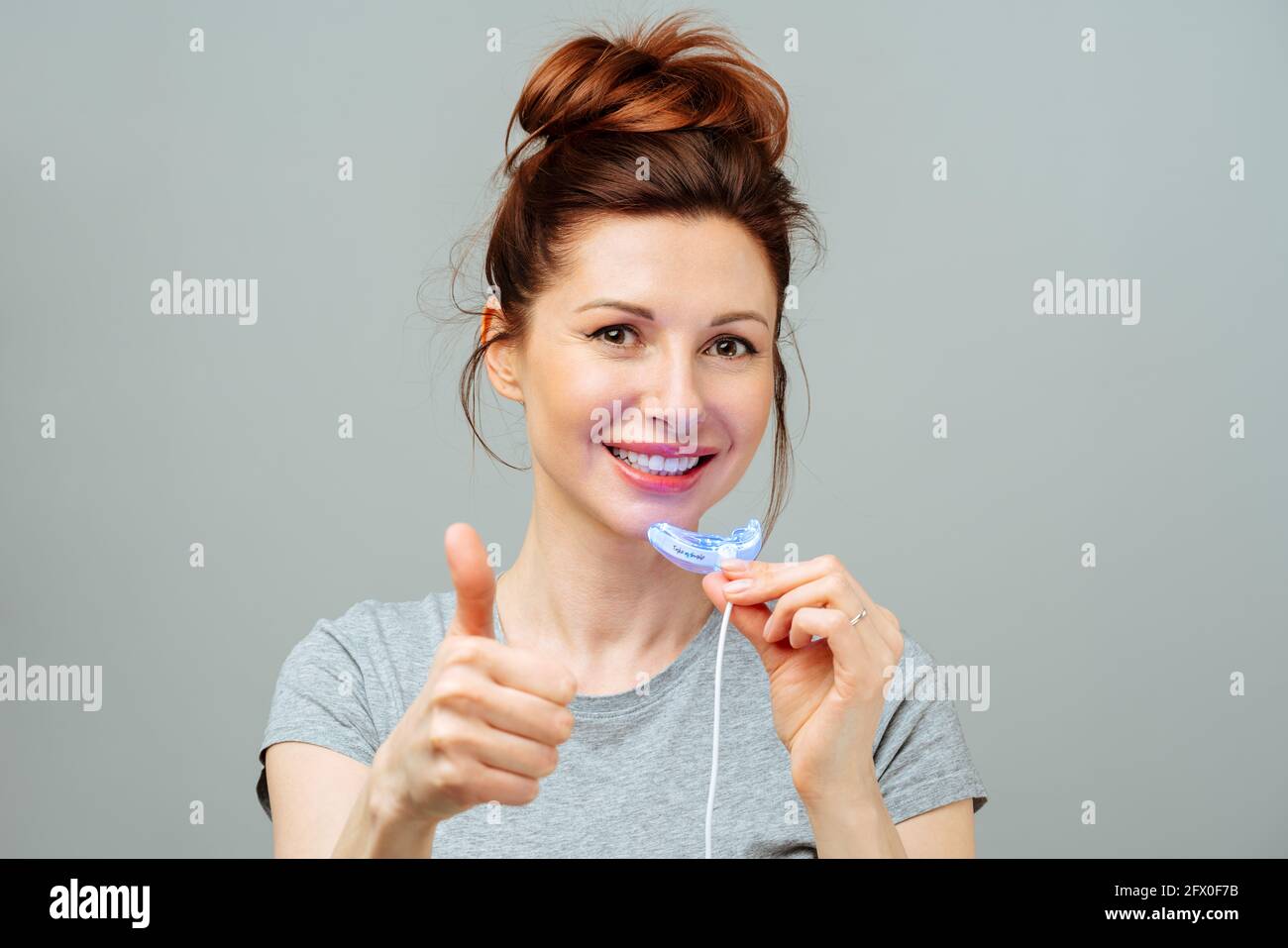 Patient Dans La Clinique Dentaire Lampe Uv De Blanchiment Des Dents Avec  Composition Photopolymère Jeune Femme Pendant La Procédure De Blanchiment  Des Dents Avec Durcissement De La Lumière Uv Au Cabinet Du Dentiste