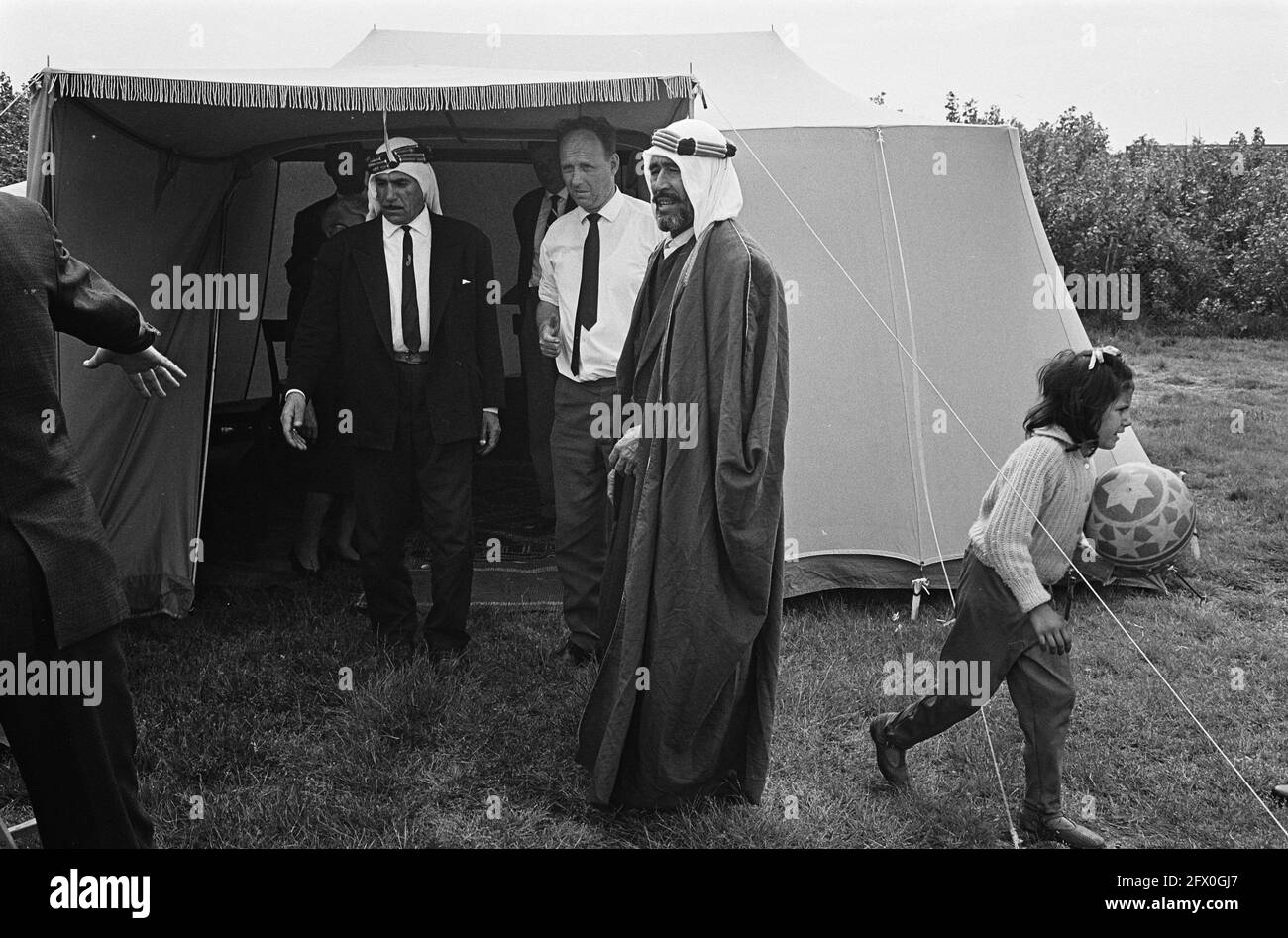 Sheikh Soeleiman Daher au camping Ockenburgh de la Haye, Daughters of the Sheikh, 4 juin 1964, camps, cheikhs, Pays-Bas, Agence de presse du XXe siècle photo, nouvelles à retenir, documentaire, photographie historique 1945-1990, histoires visuelles, L'histoire humaine du XXe siècle, immortaliser des moments dans le temps Banque D'Images