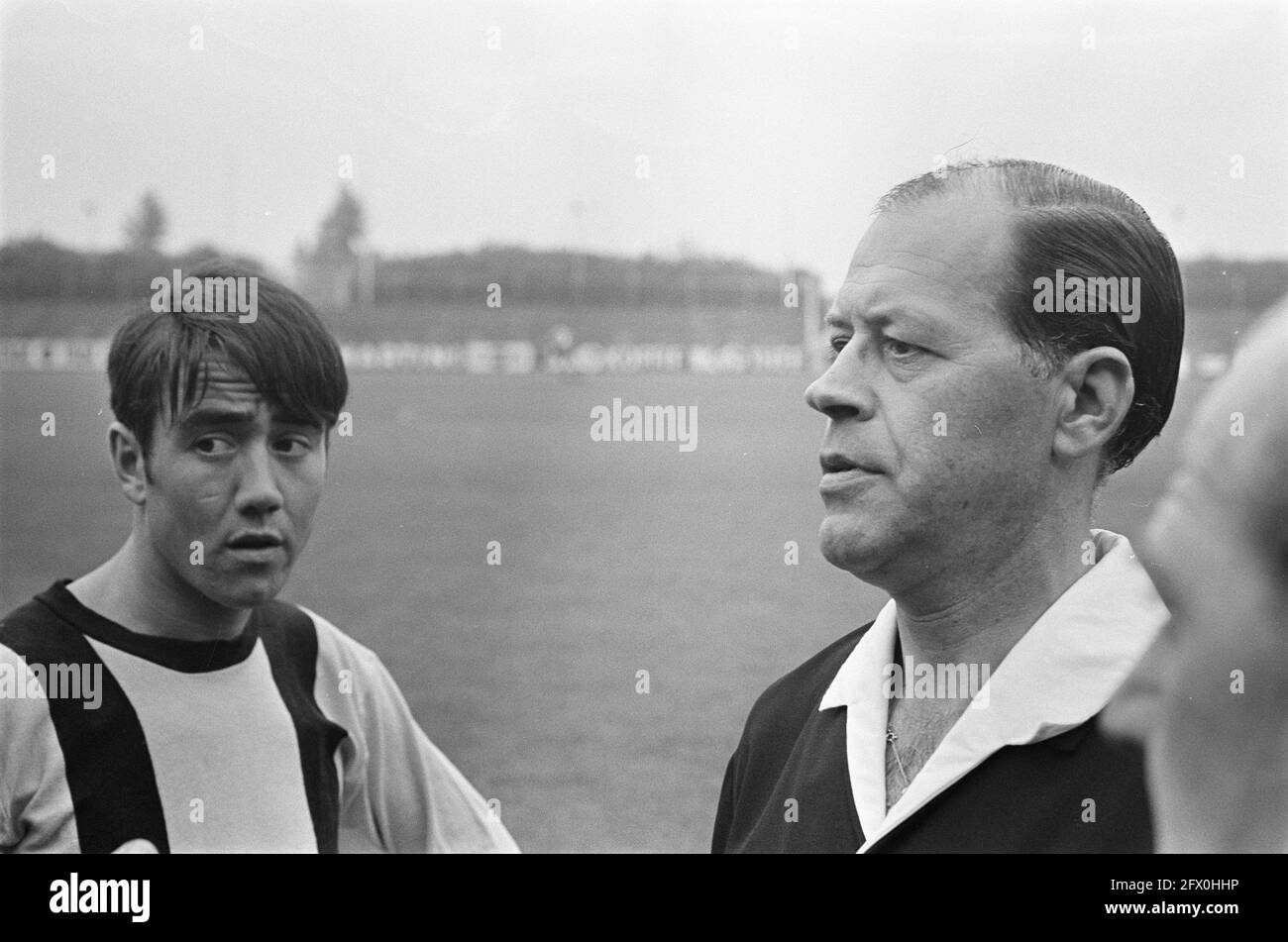 Xerxes DHC contre DOS. Numéro 9 Referee BOM, 28 mai 1968, arbitres, sports, soccer, Pays-Bas, Agence de presse du XXe siècle photo, nouvelles à retenir, documentaire, photographie historique 1945-1990, histoires visuelles, L'histoire humaine du XXe siècle, immortaliser des moments dans le temps Banque D'Images