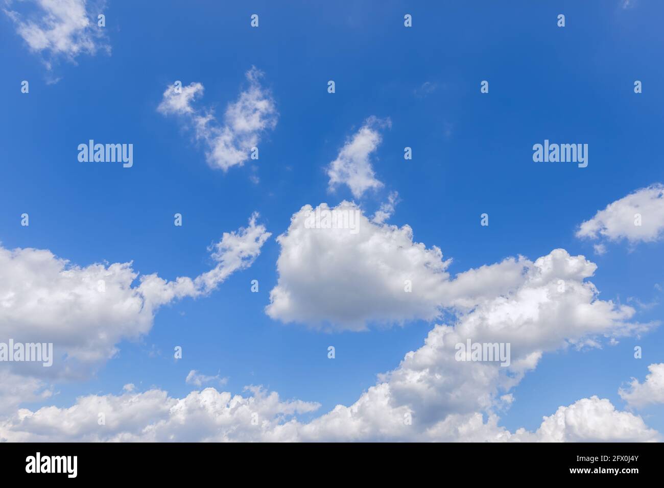 Magnifique ciel bleu avec des nuages luxuriants Banque D'Images