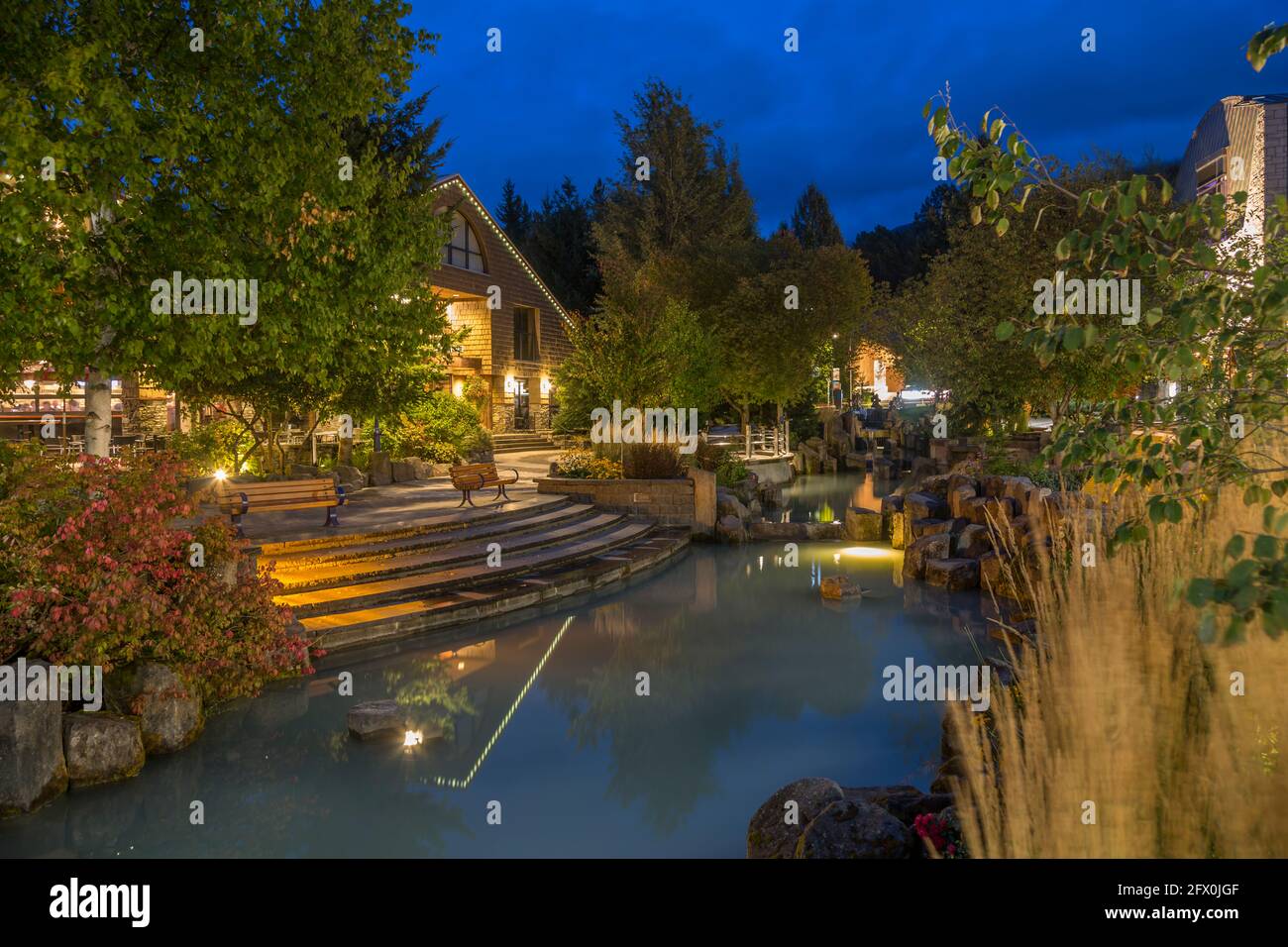 Magasins illuminés sur Village Stroll au crépuscule, Whistler, British Columbia, Canada, Amérique du Nord Banque D'Images