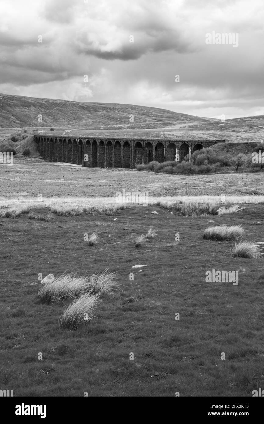 Une image en noir et blanc du viaduc de Ribblehead La ligne de chemin de fer de Carlisle dans le North Yorkshire vue sous un ciel menaçant Banque D'Images