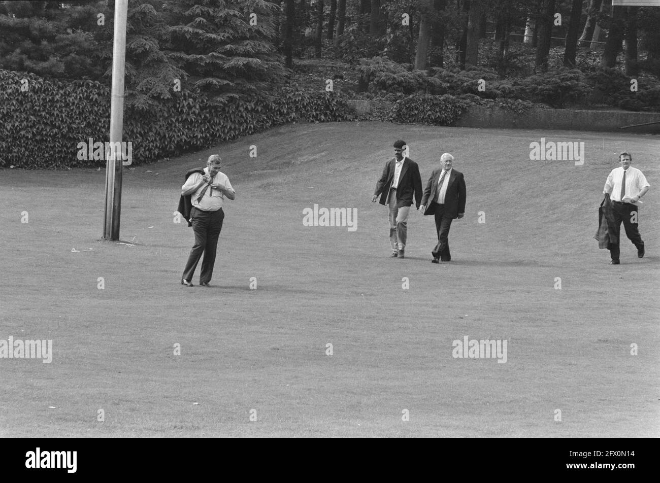 Zeist, joueur de football Frank Rijkaard devant le comité d'arbitrage en relation avec la signature de contrats pour Ajax et PSV; marche à l'audience; frs, 30 juin 1987, CONTRATS, sports, Joueurs de football, pays-Bas, agence de presse du XXe siècle photo, news to remember, documentaire, photographie historique 1945-1990, histoires visuelles, L'histoire humaine du XXe siècle, immortaliser des moments dans le temps Banque D'Images