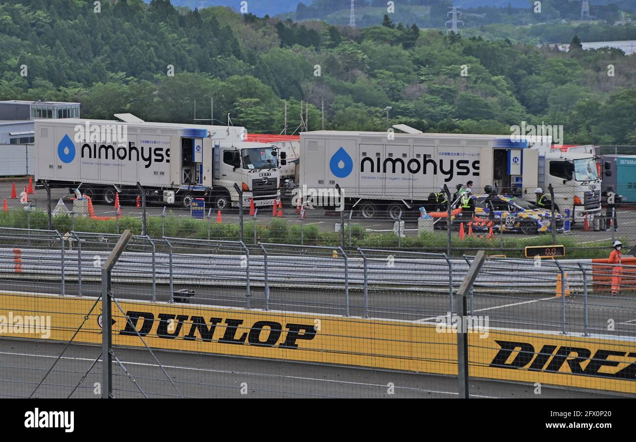 Dimanche. 23 mai 2021. Membre du personnel remplissant le moteur à hydrogène Corolla fait du sport avec de l'hydrogène lors de la course Fuji SUPER TEC de 24 heures à Oyama, préfecture de Shizuoka, Japon, le dimanche 23 mai 2021. Credit: AFLO/Alay Live News Banque D'Images