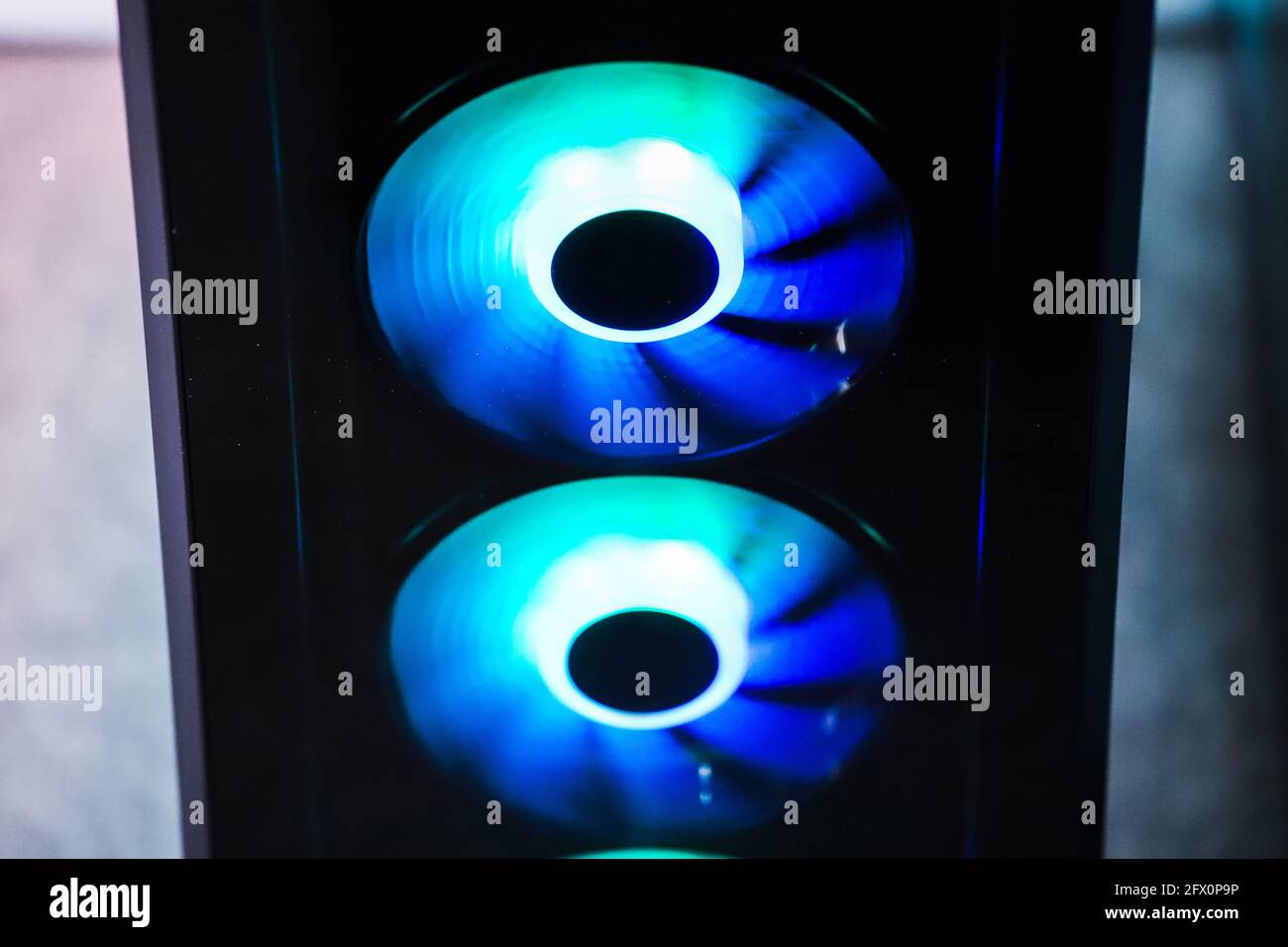 Éclairage bleu d'un système PC plus froid. Ventilateur d'ordinateur avec éclairage par LED. Rétroéclairage. Refroidisseur. Banque D'Images