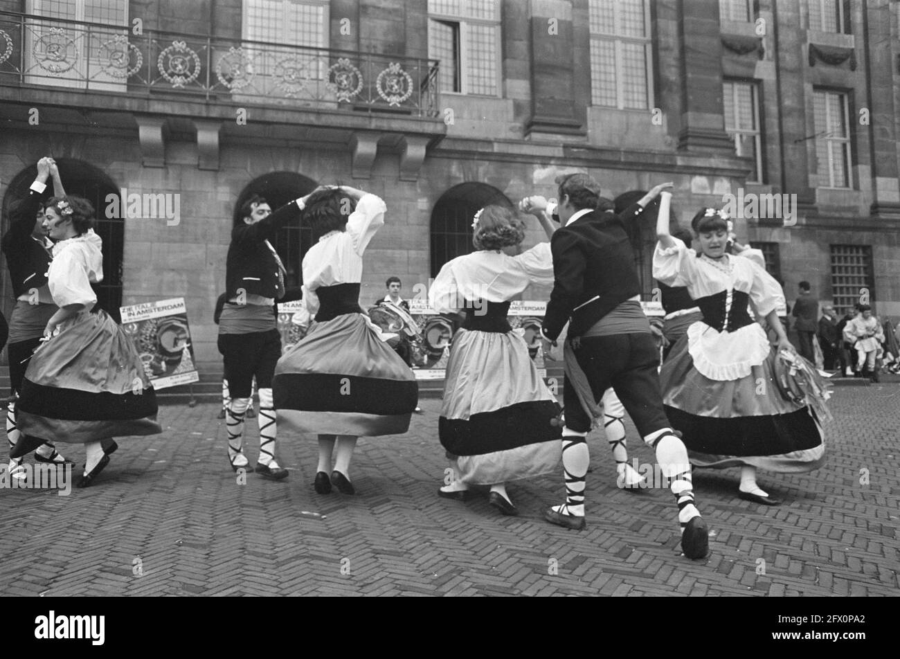 Folklore dance italy Banque d'images noir et blanc - Alamy