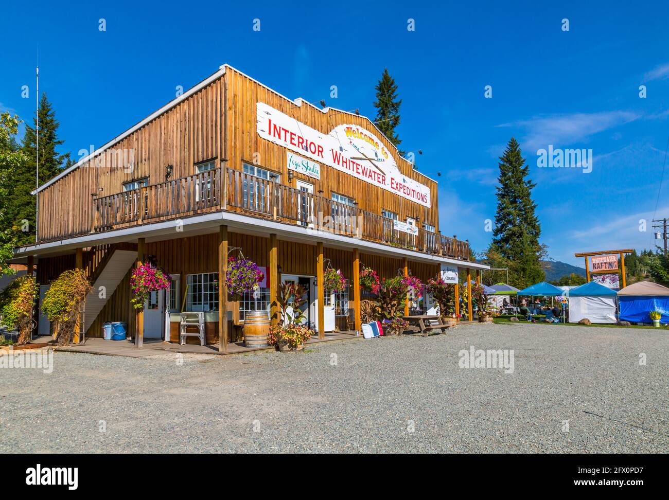 Vue de l'intérieur Whitewater Expeditions and Markets stands à Clearwater, Colombie-Britannique, Canada, Amérique du Nord Banque D'Images