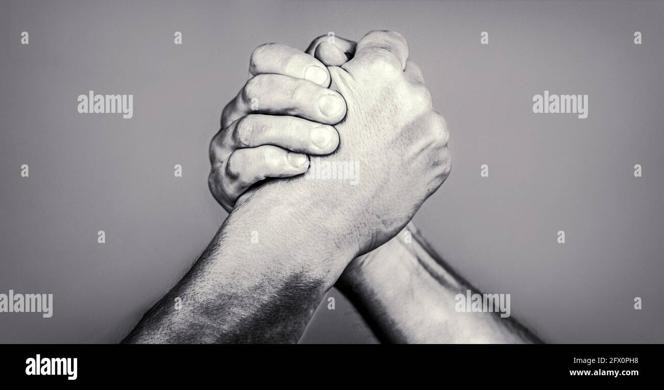 Deux hommes luttant. Les bras se débattent. Poignée de main amicale,  salutation des amis. Poignée de main, armes, amitié. Main, rivalité, vs,  défi, force Photo Stock - Alamy