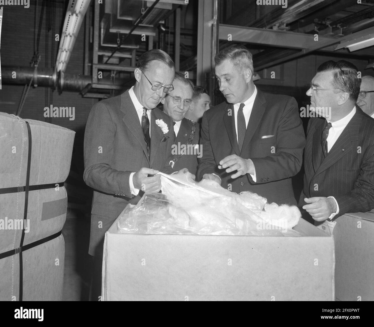 Son Altesse Royale le Prince Bernhard a effectué une visite de travail à l'usine Orlou du Pont de Nemours reportage, 18 avril 1962, usines, princes, Visites de travail, pays-Bas, Agence de presse du XXe siècle photo, nouvelles à retenir, documentaire, photographie historique 1945-1990, histoires visuelles, L'histoire humaine du XXe siècle, immortaliser des moments dans le temps Banque D'Images