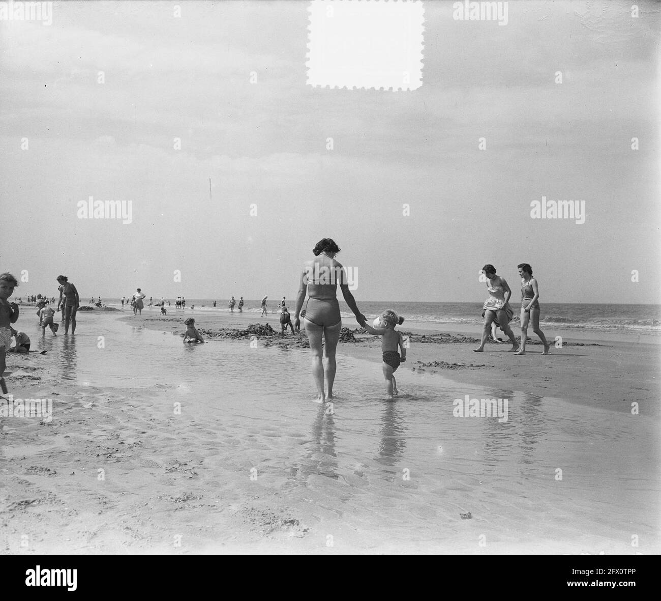 Photos d'été sur la plage le long de la côte de la mer du Nord, 30 juin 1953, baigneurs, plages, sea, pays-Bas, Agence de presse du XXe siècle photo, news to remember, documentaire, photographie historique 1945-1990, histoires visuelles, L'histoire humaine du XXe siècle, immortaliser des moments dans le temps Banque D'Images