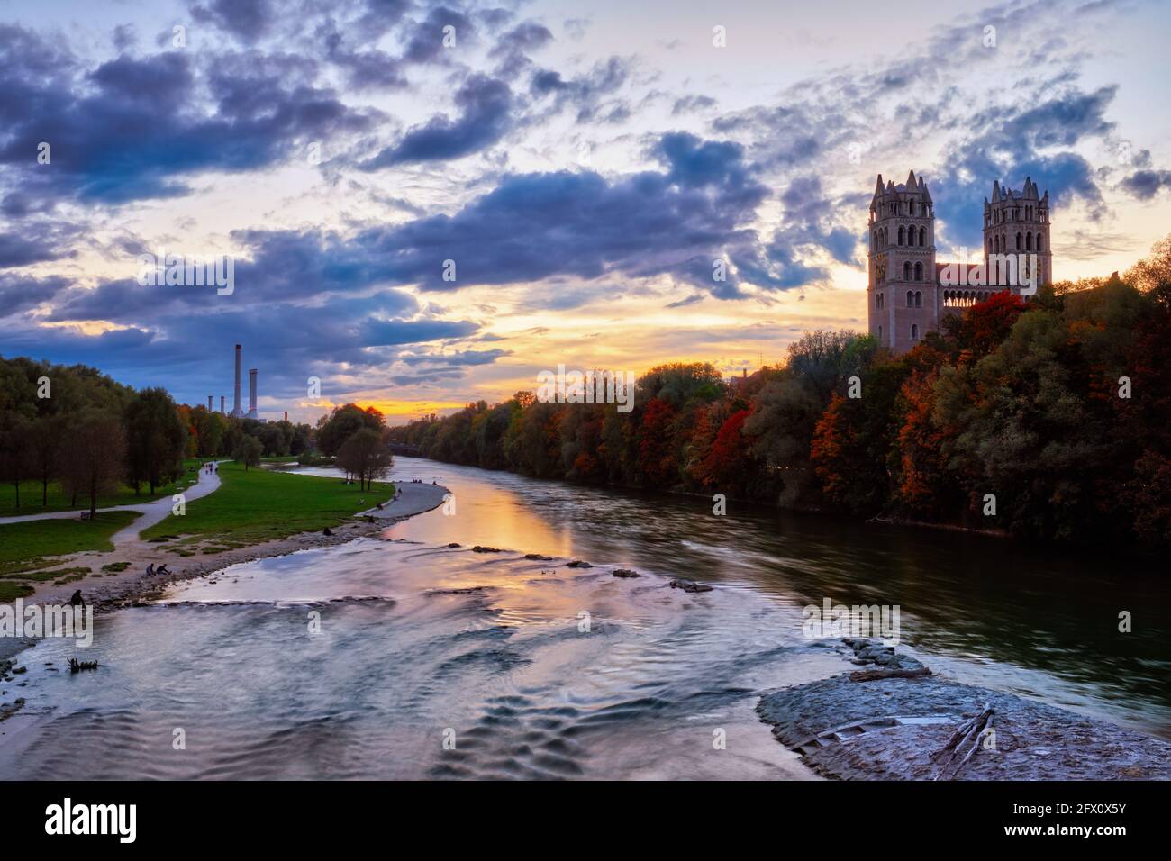 Rivière Isar, parc et église St Maximilian depuis le pont de Reichenbach. Munchen, Bavière, Allemagne. Banque D'Images