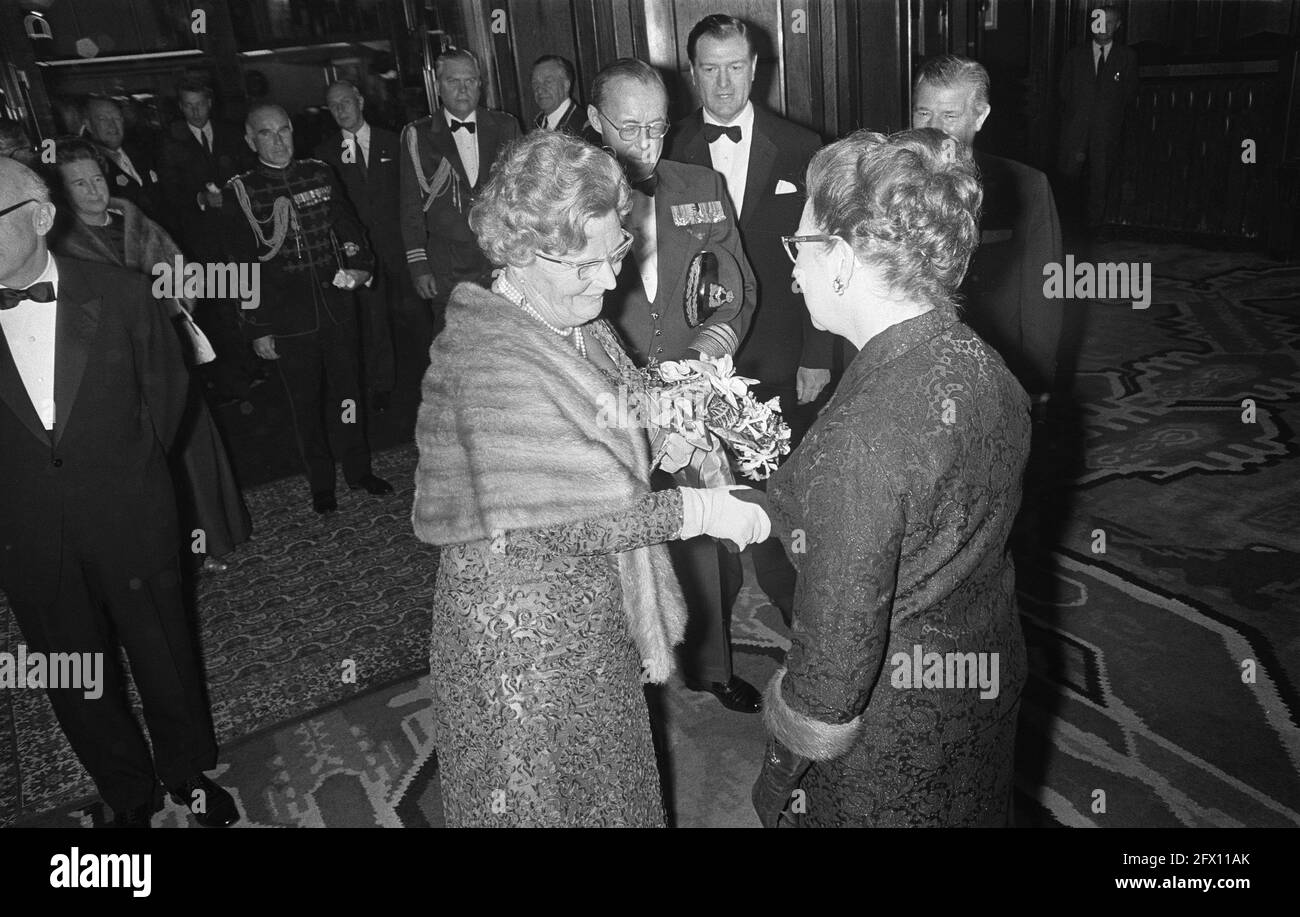 La reine Juliana reçoit des fleurs, 25 septembre 1969, des fleurs, des films, queens, premières, théâtres, pays-Bas, agence de presse du XXe siècle photo, news to remember, documentaire, photographie historique 1945-1990, histoires visuelles, L'histoire humaine du XXe siècle, immortaliser des moments dans le temps Banque D'Images