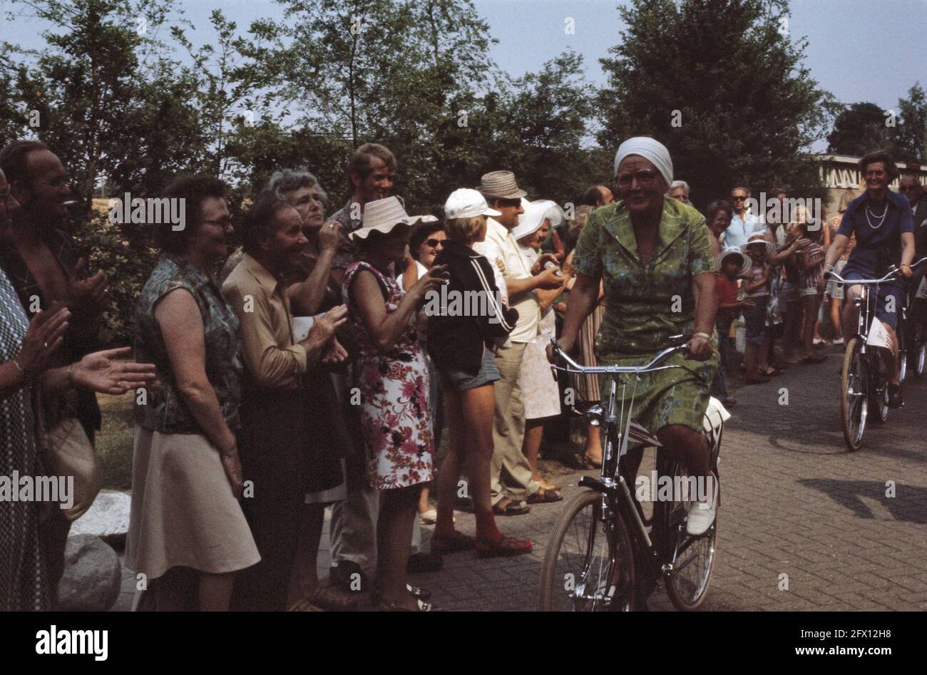 La reine Juliana ouvre la Drenthe à quatre roues, 8 juillet 1975, bicyclettes, reines, Pays-Bas, Agence de presse du XXe siècle photo, nouvelles à retenir, documentaire, photographie historique 1945-1990, histoires visuelles, L'histoire humaine du XXe siècle, immortaliser des moments dans le temps Banque D'Images