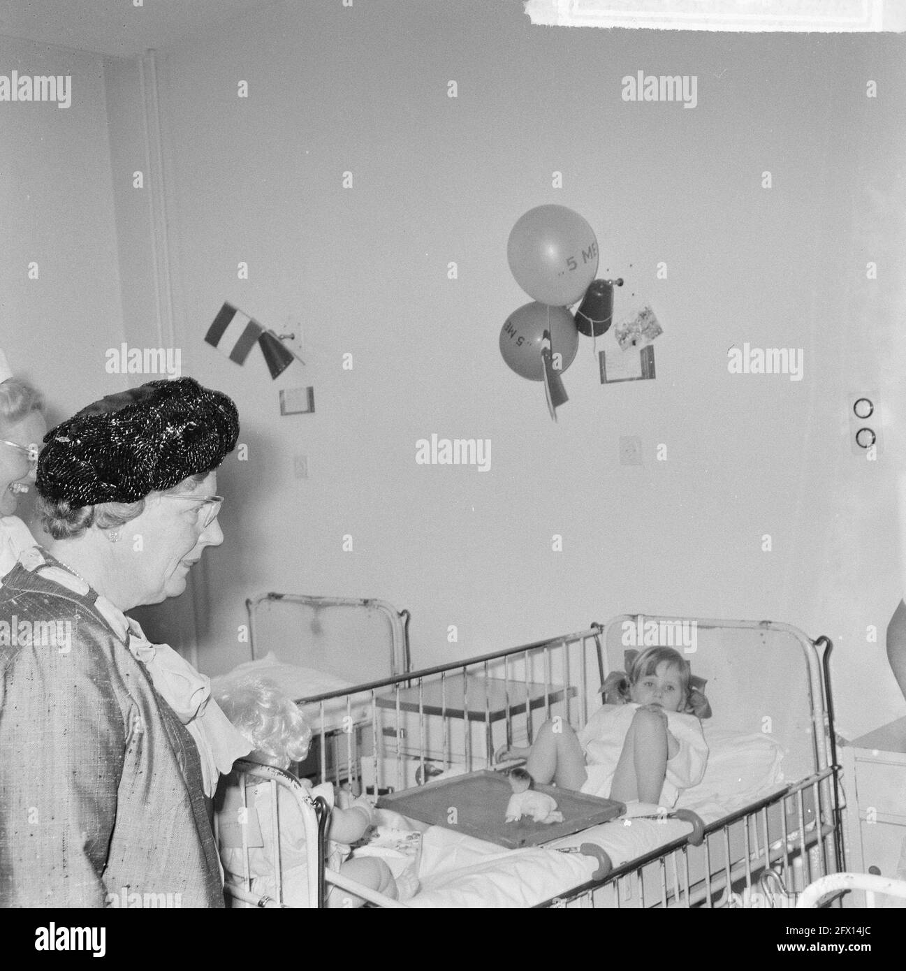 La reine Juliana lors de la visite de l'hôpital, 6 mai 1965, lits, enfants, Hôpitaux, pays-Bas, Agence de presse du XXe siècle photo, nouvelles à retenir, documentaire, photographie historique 1945-1990, histoires visuelles, L'histoire humaine du XXe siècle, immortaliser des moments dans le temps Banque D'Images