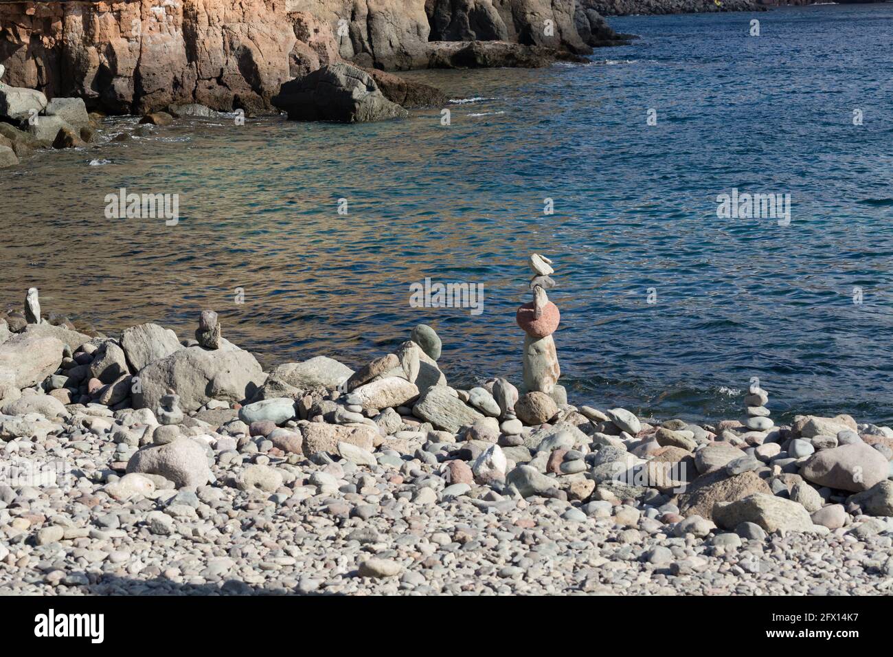 Pyramide de pierre sur la plage dans le sable en face de la mer Banque D'Images
