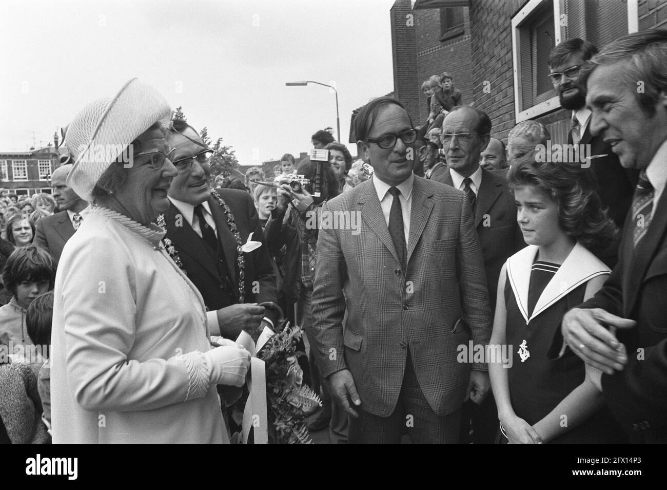 La reine Juliana lors d'une promenade dans le quartier d'Amsterdam à Haarlem, accompagnée du maire de Haarlem, m.. dr. Leonard de Gou, 30 juin 1972, visites, maires, queens, pays-Bas, agence de presse du XXe siècle photo, news to remember, documentaire, photographie historique 1945-1990, histoires visuelles, L'histoire humaine du XXe siècle, immortaliser des moments dans le temps Banque D'Images