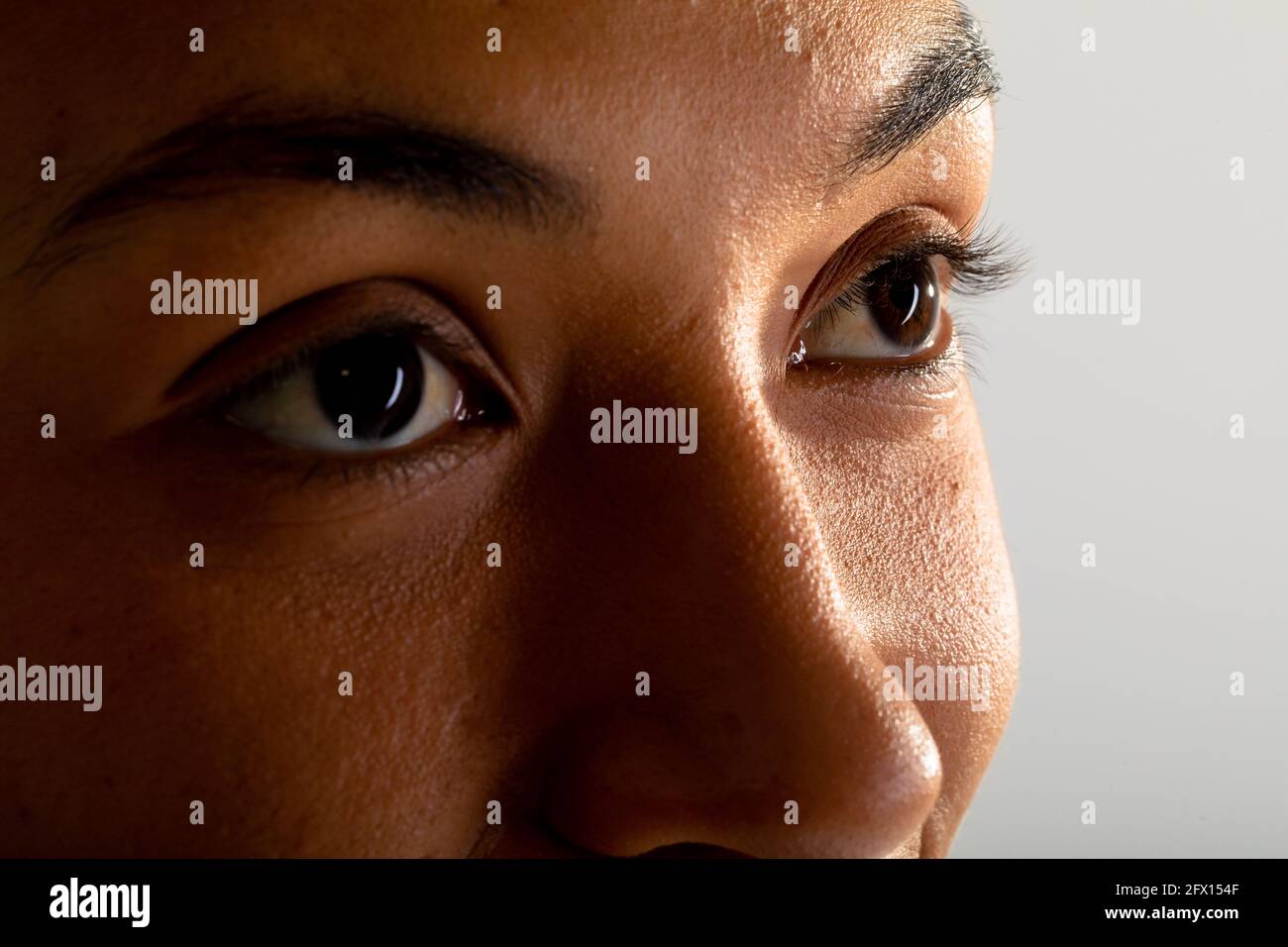 Gros plan sur la femme d'affaires afro-américaine contre le gris arrière-plan Banque D'Images