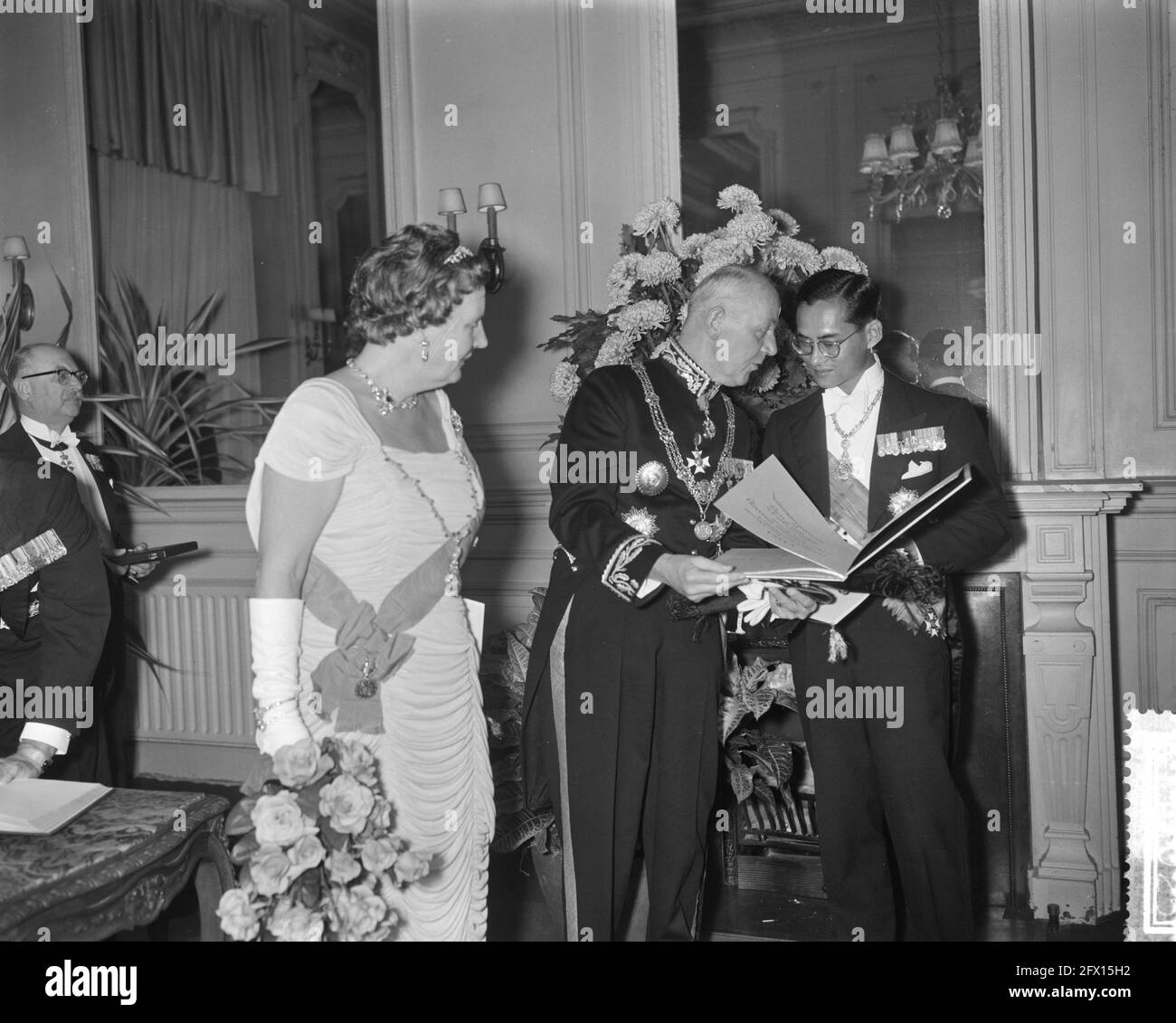 Queen Juliana, Maire Van Kolfschoten et Roi Bhumibol, 25 octobre 1960, maires, reines, Pays-Bas, Agence de presse du XXe siècle photo, nouvelles à retenir, documentaire, photographie historique 1945-1990, histoires visuelles, L'histoire humaine du XXe siècle, immortaliser des moments dans le temps Banque D'Images