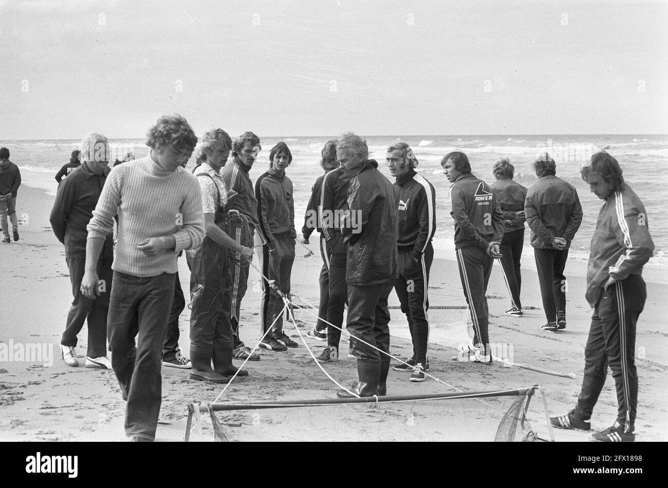 Ajax sur la plage près de Wassenaar, les joueurs regardent les pêcheurs de crevettes, 27 septembre 1972, sports, plages, Joueurs de football, pays-Bas, agence de presse du XXe siècle photo, news to remember, documentaire, photographie historique 1945-1990, histoires visuelles, L'histoire humaine du XXe siècle, immortaliser des moments dans le temps Banque D'Images