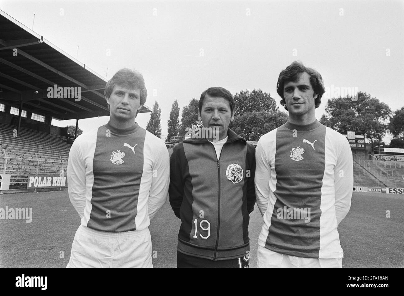 Ajax présente une nouvelle sélection (Amsterdam); Lubecke, Evertse et Ivic, 13 juillet 1977, Sports, football, pays-Bas, agence de presse du XXe siècle photo, news to remember, documentaire, photographie historique 1945-1990, histoires visuelles, L'histoire humaine du XXe siècle, immortaliser des moments dans le temps Banque D'Images