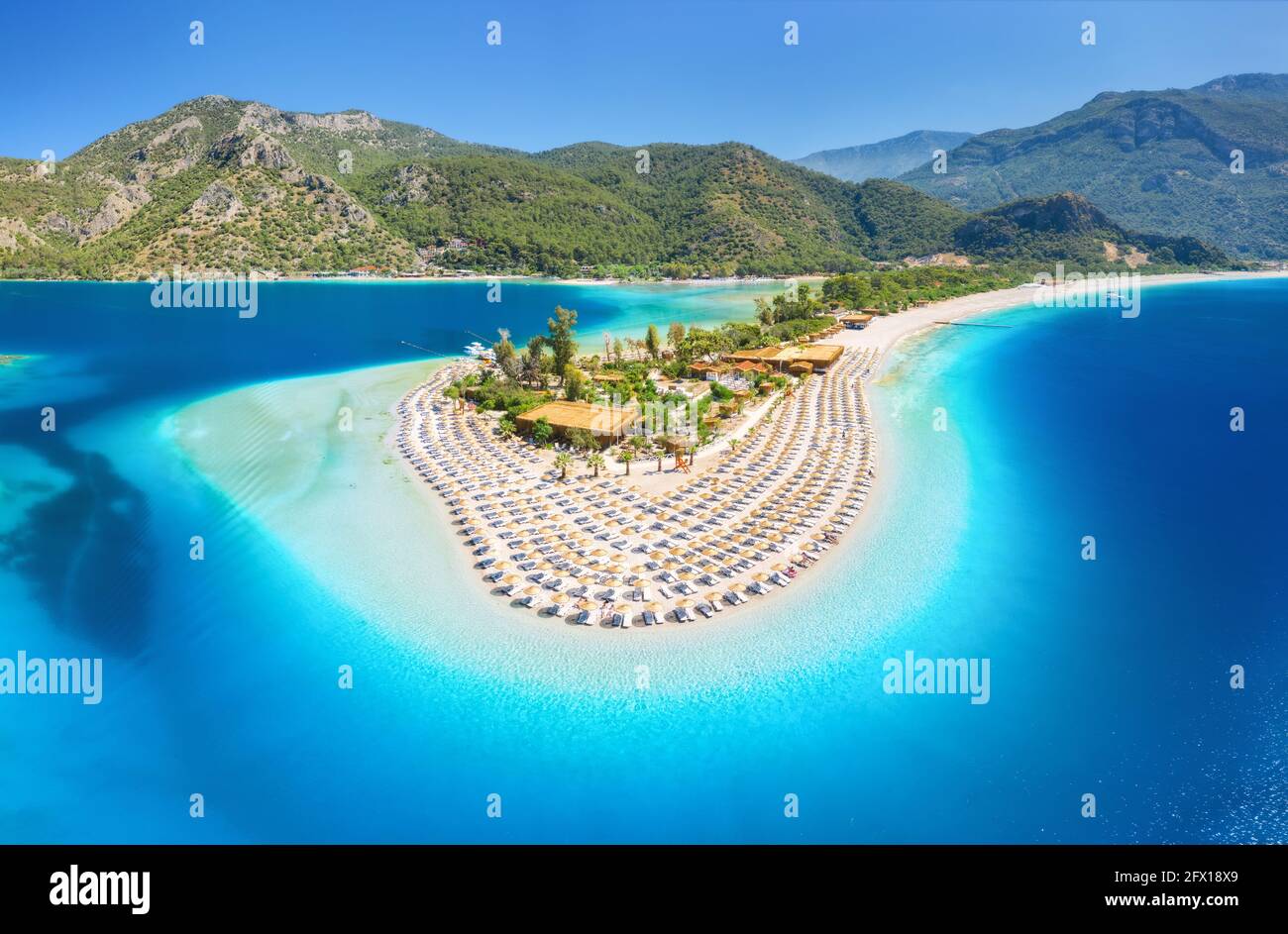Vue aérienne sur la baie et la plage de sable en été Banque D'Images