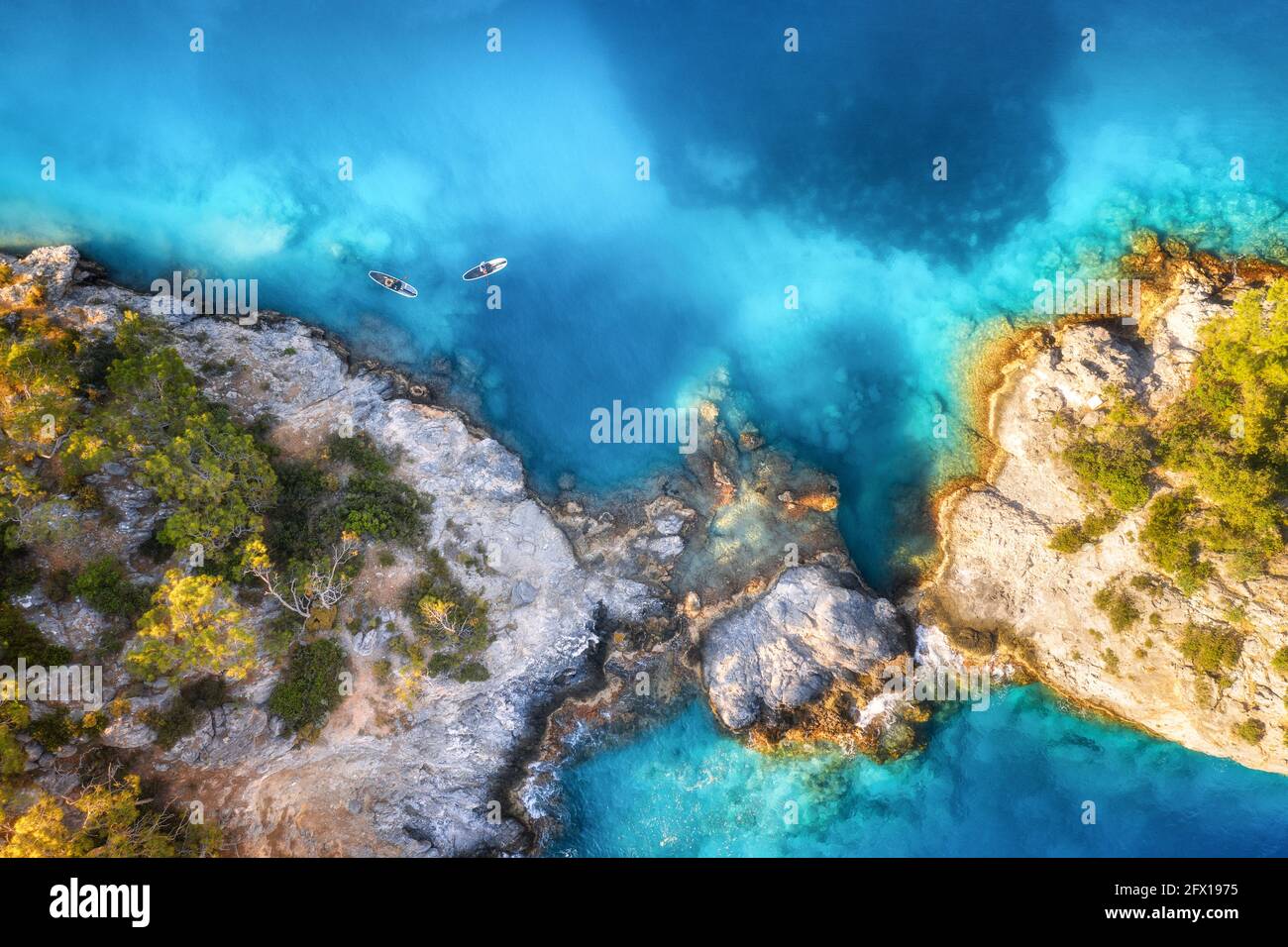 Vue aérienne du plateau flottant et des gens sur la mer bleue, les rochers Banque D'Images