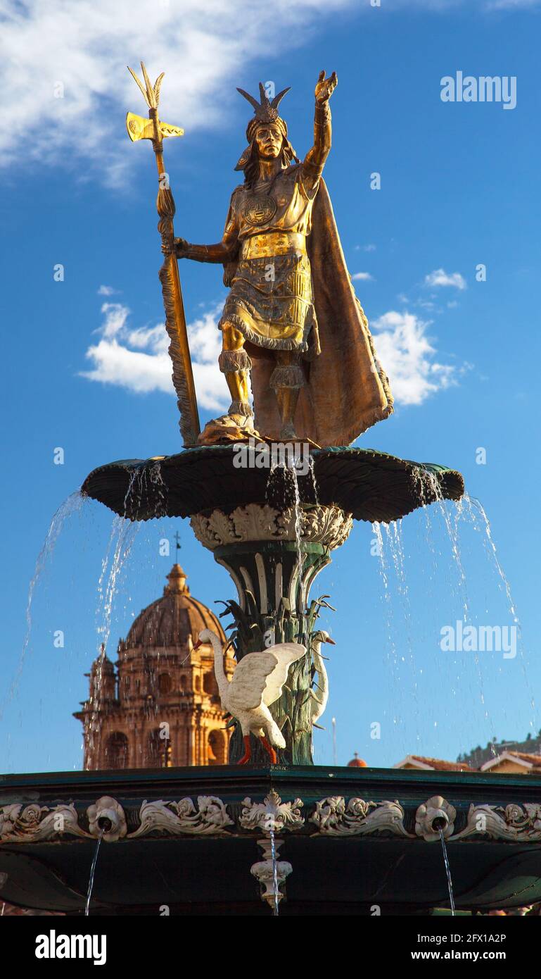 Statue de l'Inca Pachacutec sur la fontaine et église catholique sur la Plaza de Armas, Cusco ou Cuzco ville, Pérou Banque D'Images