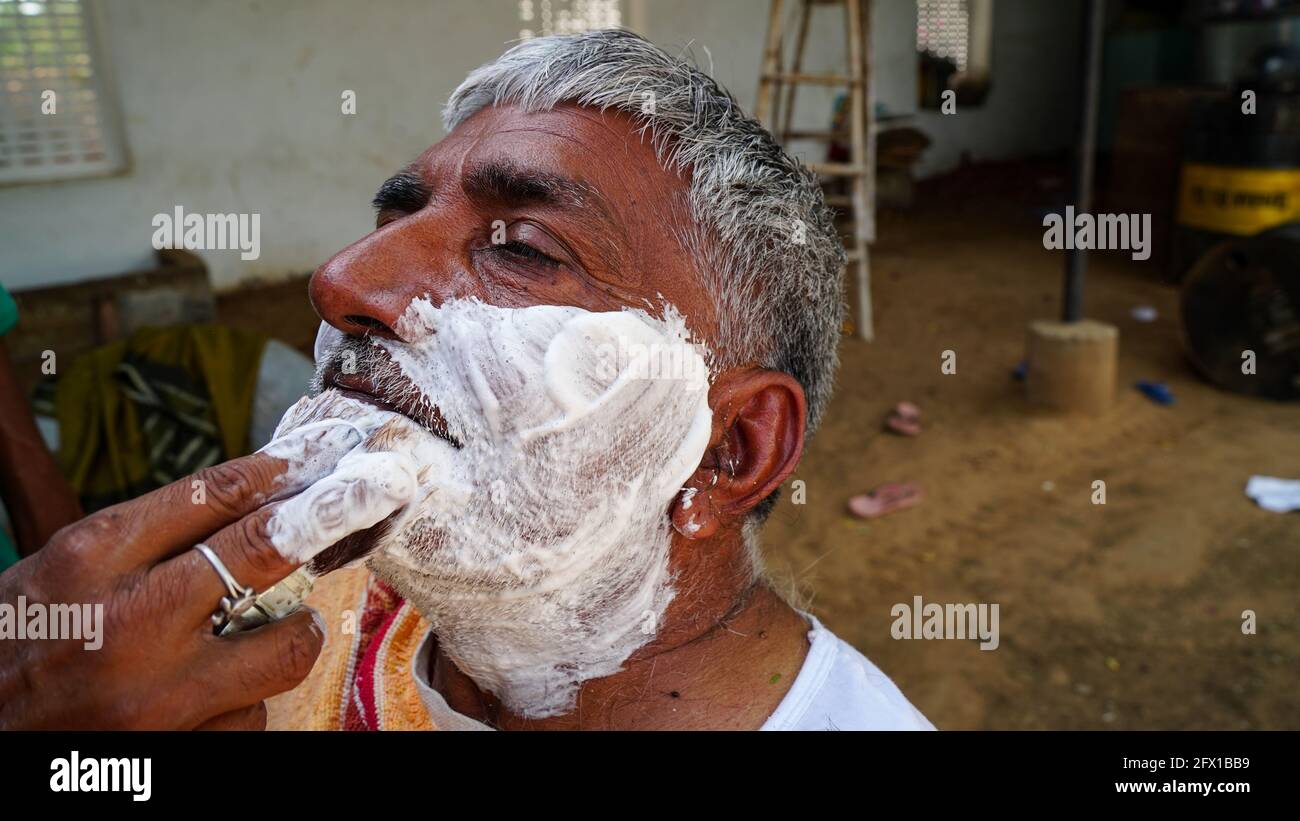 01 janvier 2021- Reengus, Sikar, Inde. Indian barber travaillant dans les rues du village en une journée ensoleillée Banque D'Images