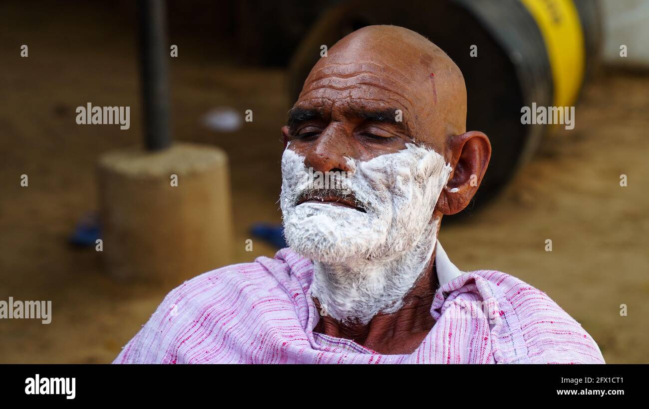 01 janvier 2021- Reengus, Sikar, Inde. Paysage rural indien, le barbier local se rendre chaque jour porte à porte pour raser les villageois. Banque D'Images