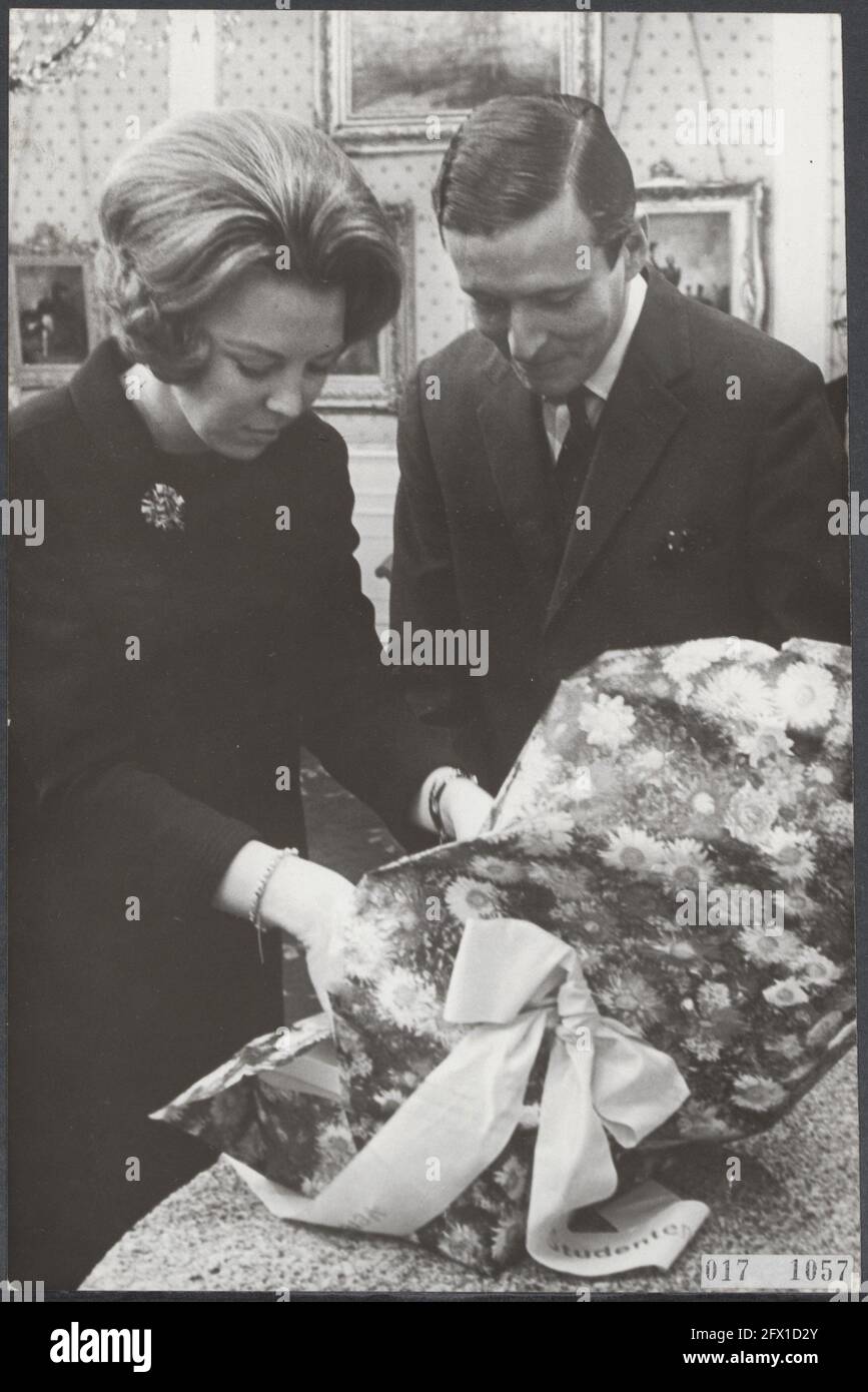 maison royale, princesses, princes, cadeaux, mariages, Beatrix, princesse, Claus, prince, Utrecht, 19 février 1966, cadeaux, mariages, maison royale, princes, princesses, pays-Bas, agence de presse du XXe siècle photo, news to remember, documentaire, photographie historique 1945-1990, histoires visuelles, L'histoire humaine du XXe siècle, immortaliser des moments dans le temps Banque D'Images