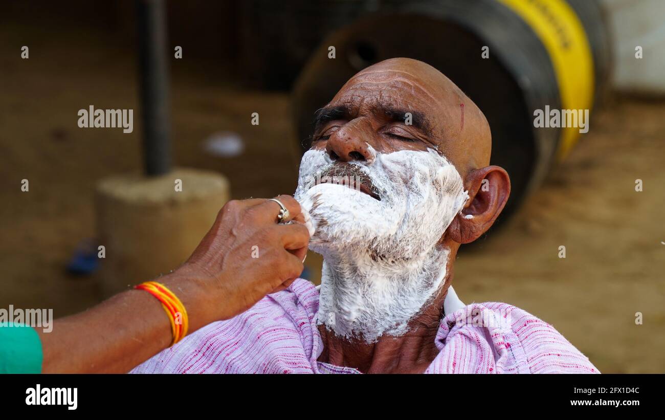 01 janvier 2021- Reengus, Sikar, Inde. Tir rural indien, traditionnel barber rasant vieux homme dans le village de rajasthan, Inde. Banque D'Images