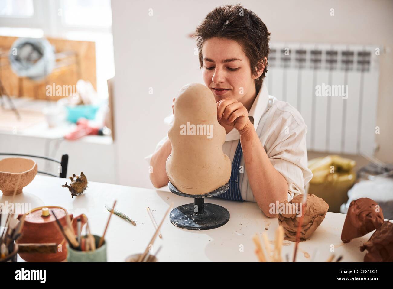 Pot Maker modélisation des caractéristiques faciales de la statuette d'argile Banque D'Images