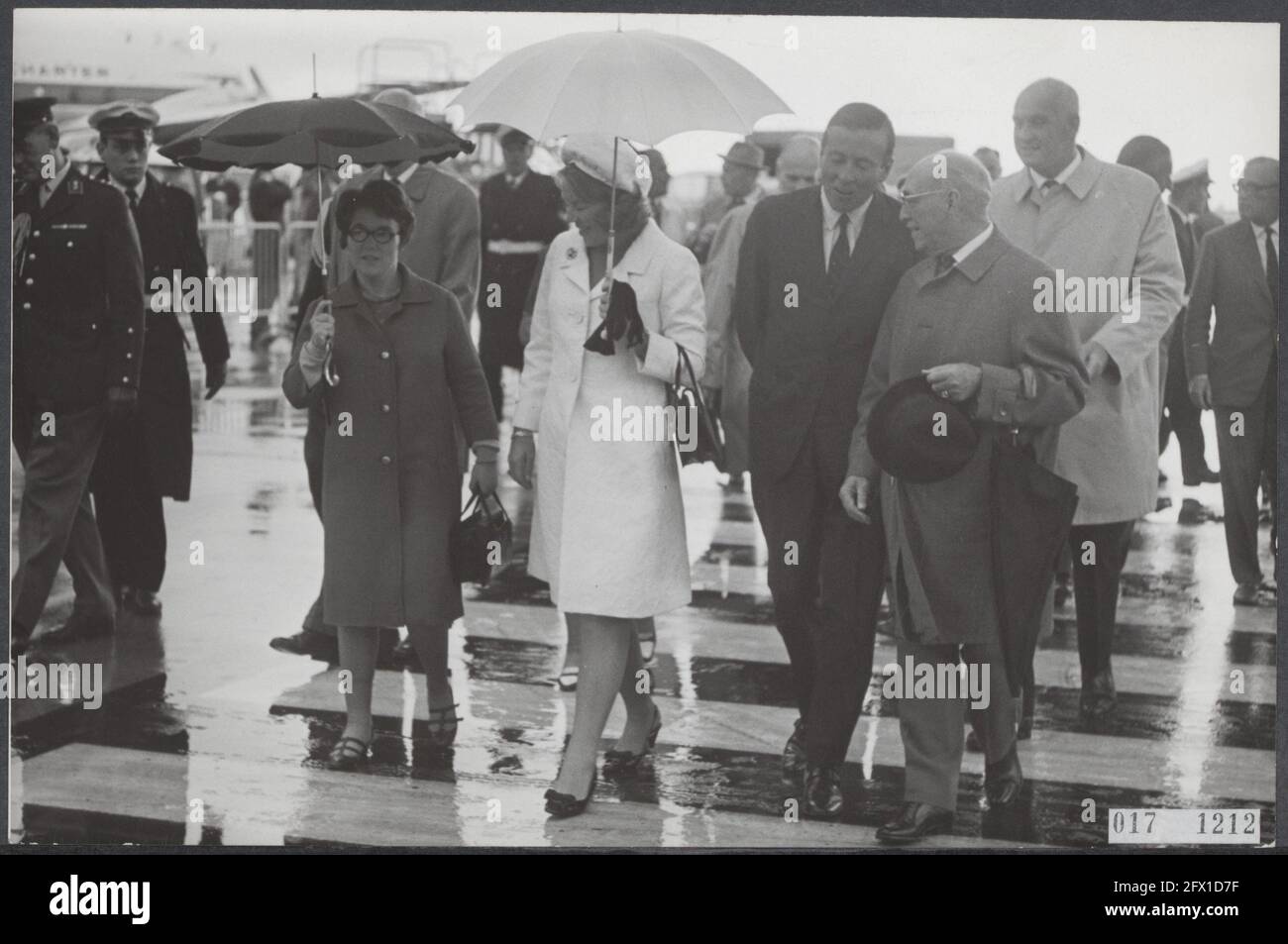 Maison royale, princesses, princes, aéroports, Beatrix, princesse, Christina, princesse, Claus, prince, 30 juillet 1966, maison royale, princes, princesses, Aéroports, pays-Bas, Agence de presse du XXe siècle photo, nouvelles à retenir, documentaire, photographie historique 1945-1990, histoires visuelles, L'histoire humaine du XXe siècle, immortaliser des moments dans le temps Banque D'Images