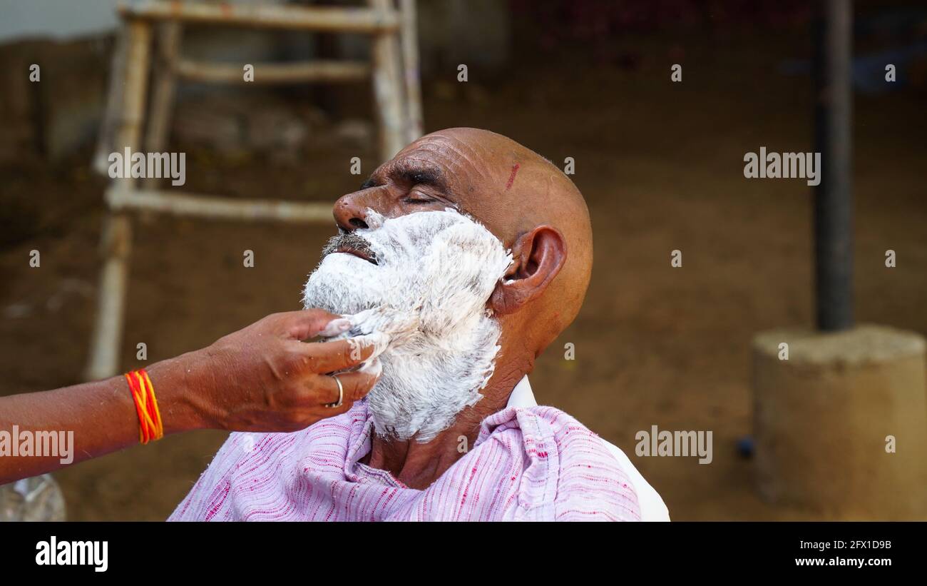 01 janvier 2021- Reengus, Sikar, Inde. Paysage rural indien, le barbier local se rendre chaque jour porte à porte pour raser les villageois. Banque D'Images