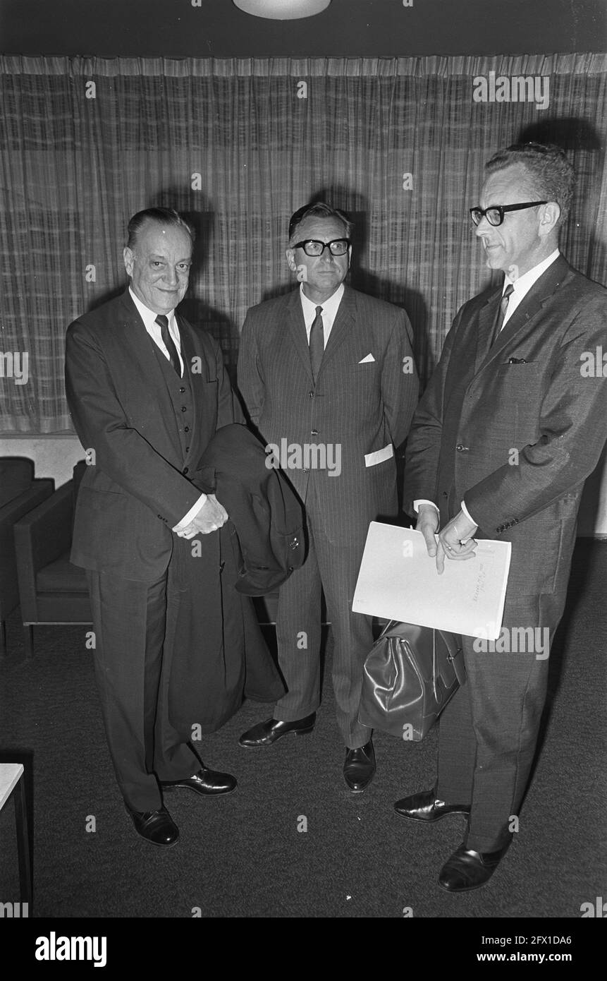 Arrivée Ministre brésilien de la Marine amiral A. H. Rademaker Grunewold à l'aéroport de Schiphol, M. Figer, Management Verolme et M. S. Hoekstra, adj., 5 juillet 1968, arrivées, Pays-Bas, Agence de presse du XXe siècle photo, nouvelles à retenir, documentaire, photographie historique 1945-1990, histoires visuelles, L'histoire humaine du XXe siècle, immortaliser des moments dans le temps Banque D'Images