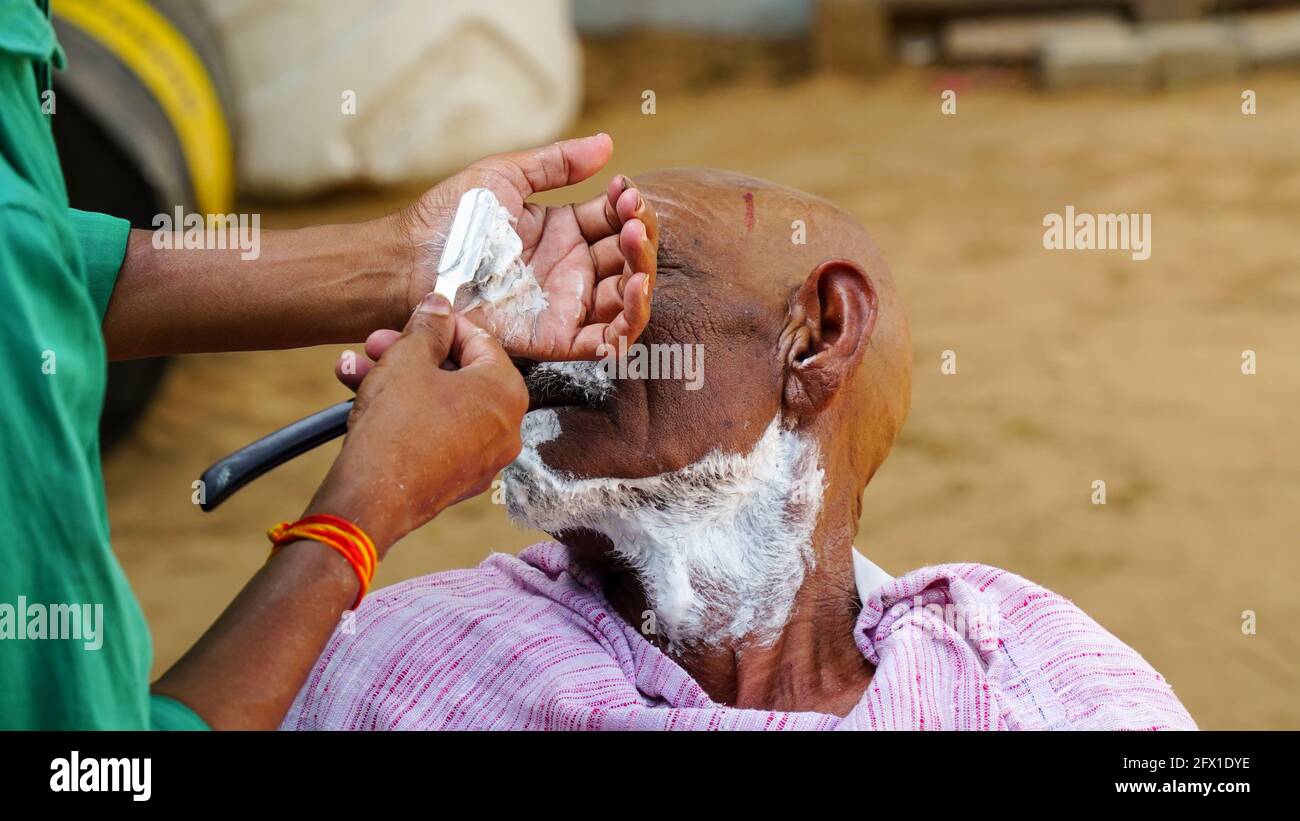 01 janvier 2021- Reengus, Sikar, Inde. Paysage rural indien, le barbier local se rendre chaque jour porte à porte pour raser les villageois. Banque D'Images