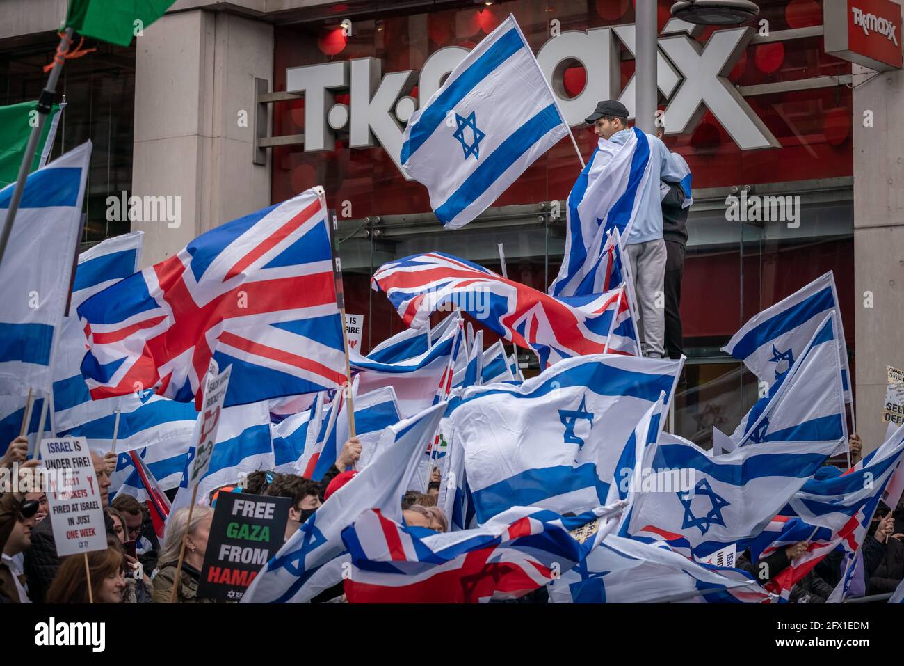 Rassemblement « solidarité avec Israël » près de l'ambassade d'Israël avec des centaines de pro-israéliens se sont rassemblés pour brandir les drapeaux israéliens. Londres, Royaume-Uni. Banque D'Images